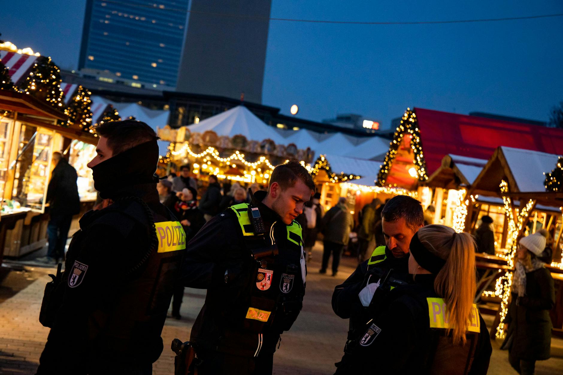 Auf dem Weihnachtsmarkt am Alexanderplatz gab es am Sonntag einen Großeinsatz der Polizei