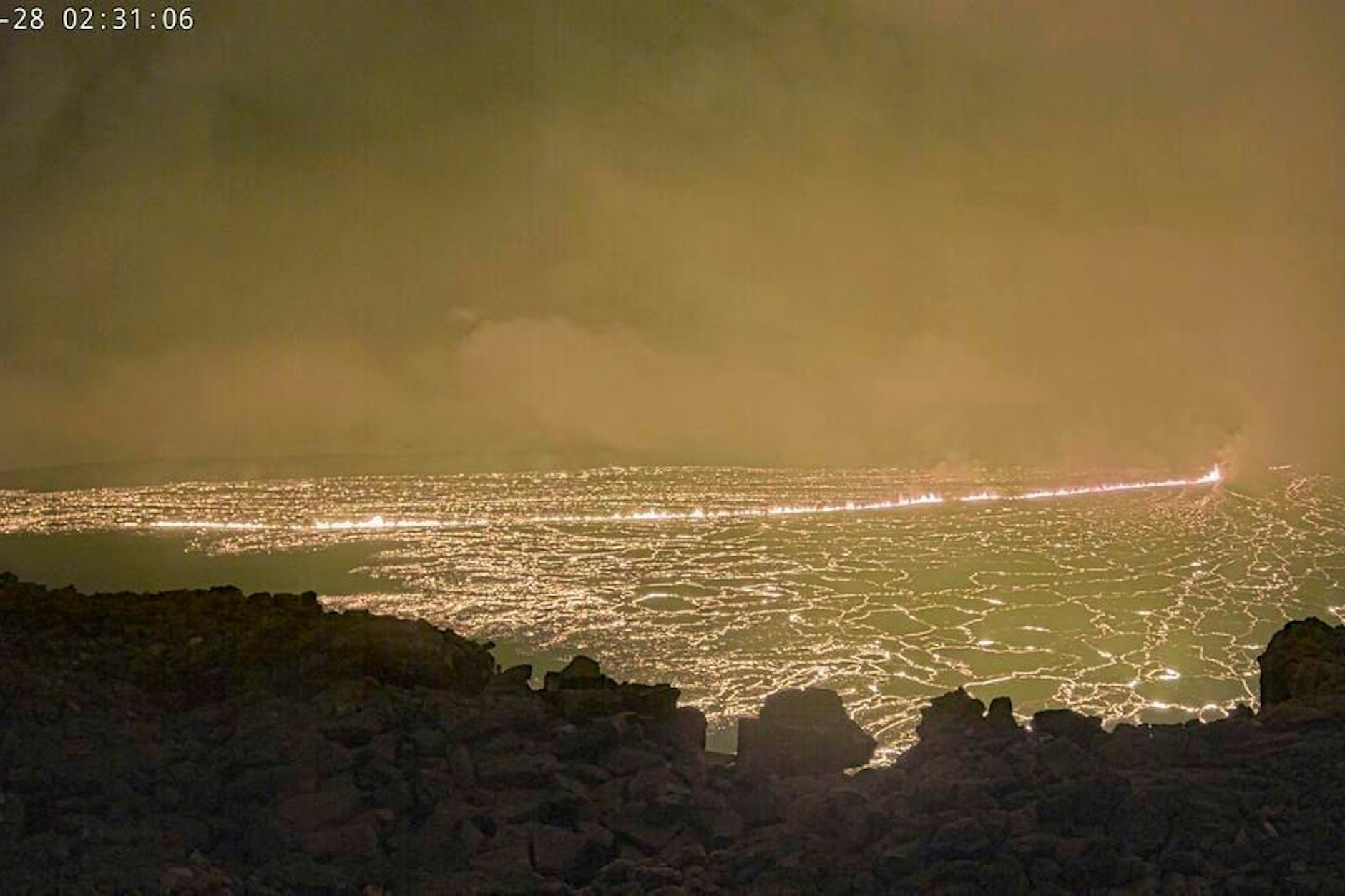 Eine Überwachungskamera versorgt die Forscher mit Bilder aus dem Krater des Mauna Loa.