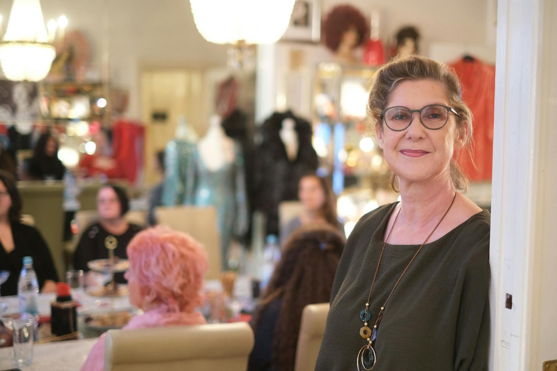 Sabine bei einem Treffen mit HIV-positiven Frauen. Gastgeber ist West-Berliner Ikone und Visagist René Koch, der in sein Lippenstiftmuseum eingeladen hat.