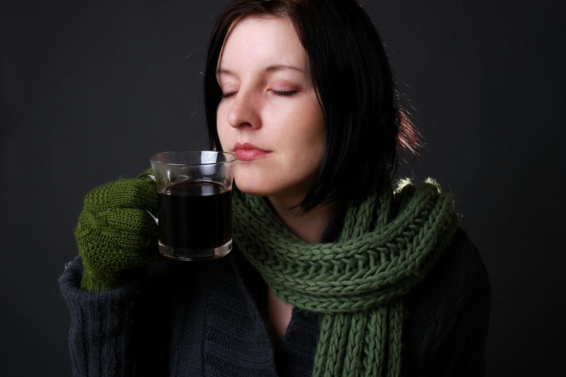Wärmt und weckt Assoziationen von Behaglichkeit und Weihnachten, jedenfalls in Maßen: der Glühwein.