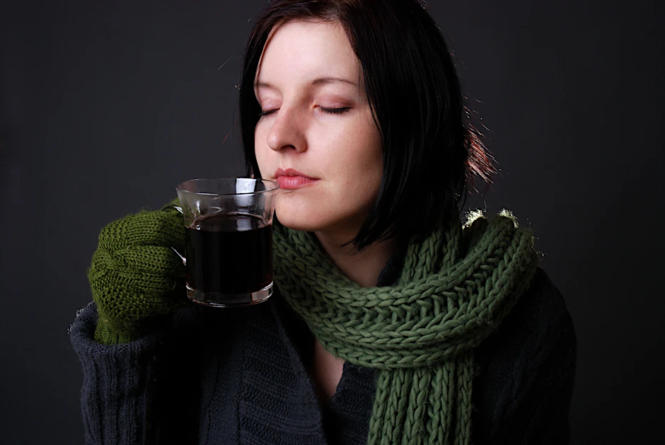 Wärmt und weckt Assoziationen von Behaglichkeit und Weihnachten, jedenfalls in Maßen: der Glühwein.
