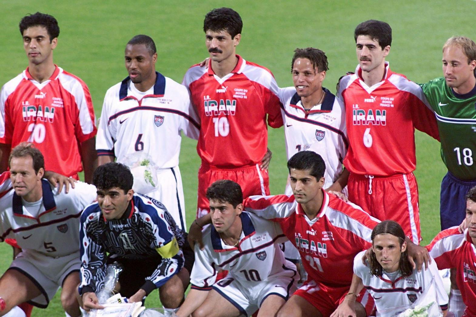 Schon bei der Weltmeisterschaft 1998 in Frankreich trafen die USA und der Iran mit Ali Daei (stehend, Nummer 10) aufeinander.