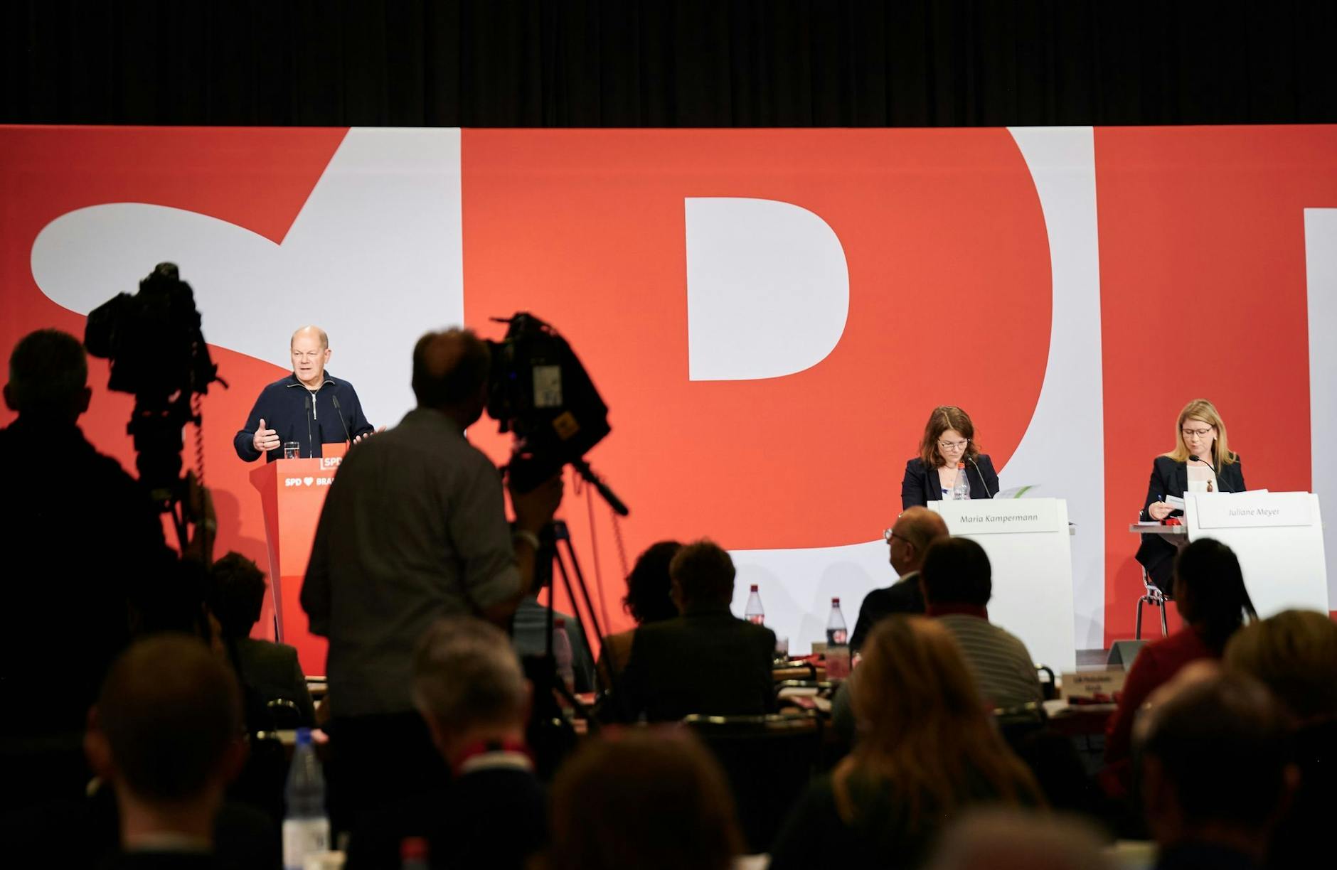 Olaf Scholz spricht im Messezentrum Cottbus.