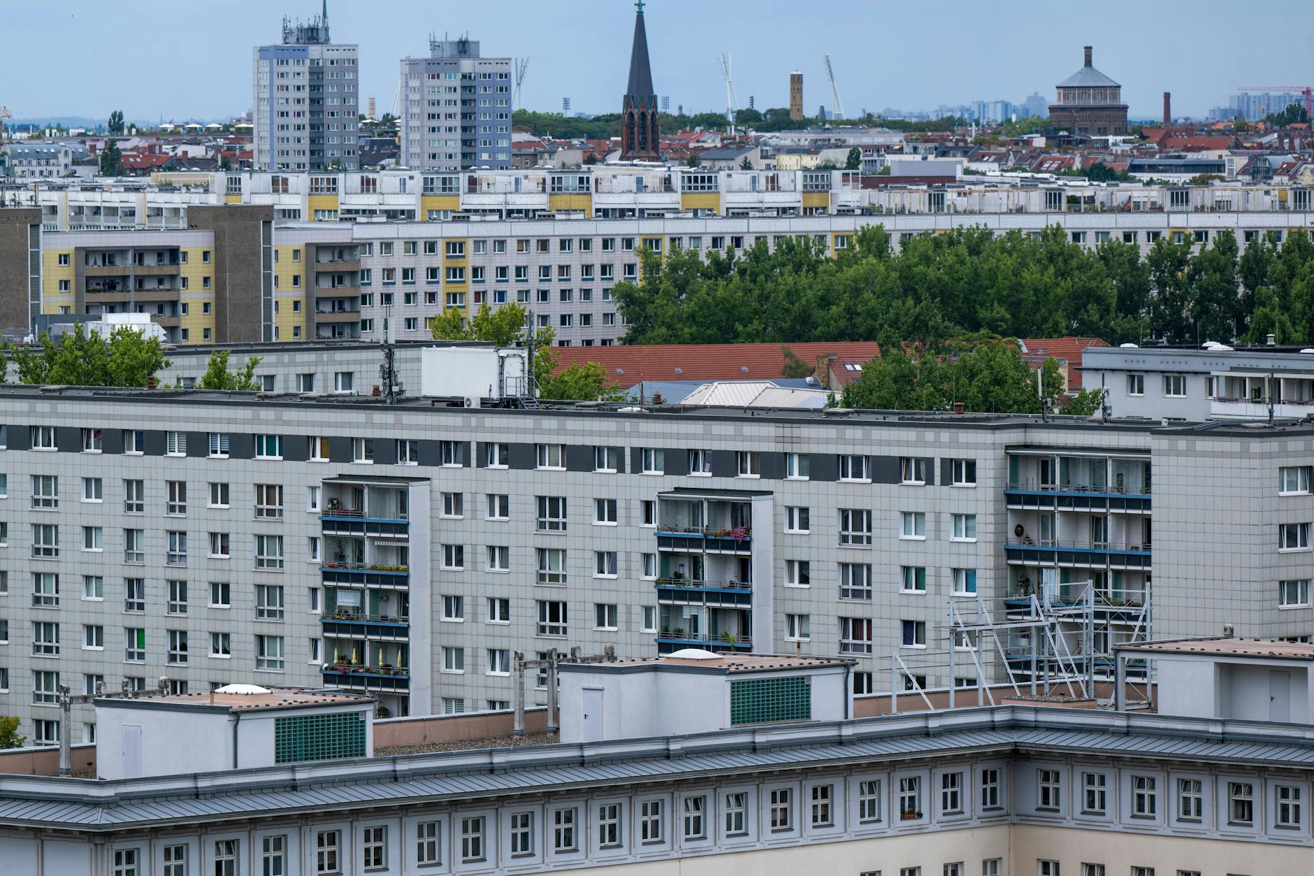 Blick von einem Hochhaus auf die Wohnhäuser im Berliner Osten. Mehr Menschen als bisher sollen hier Wohngeld erhalten.