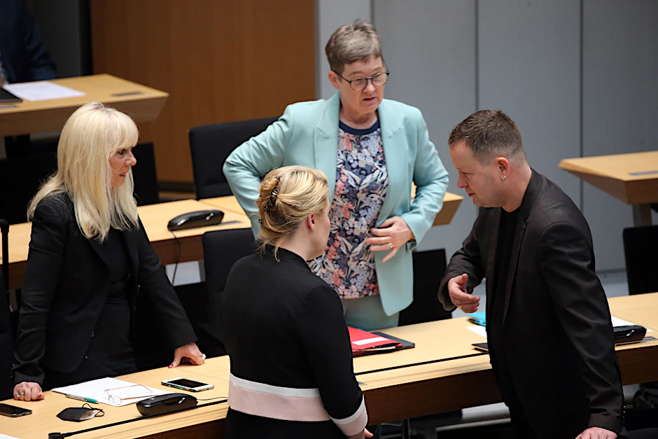 Innensenatorin Iris Spranger (links) und Ulrike Gote (hinten) werden sich bei der Entlastung der Feuerwehr nicht einig.