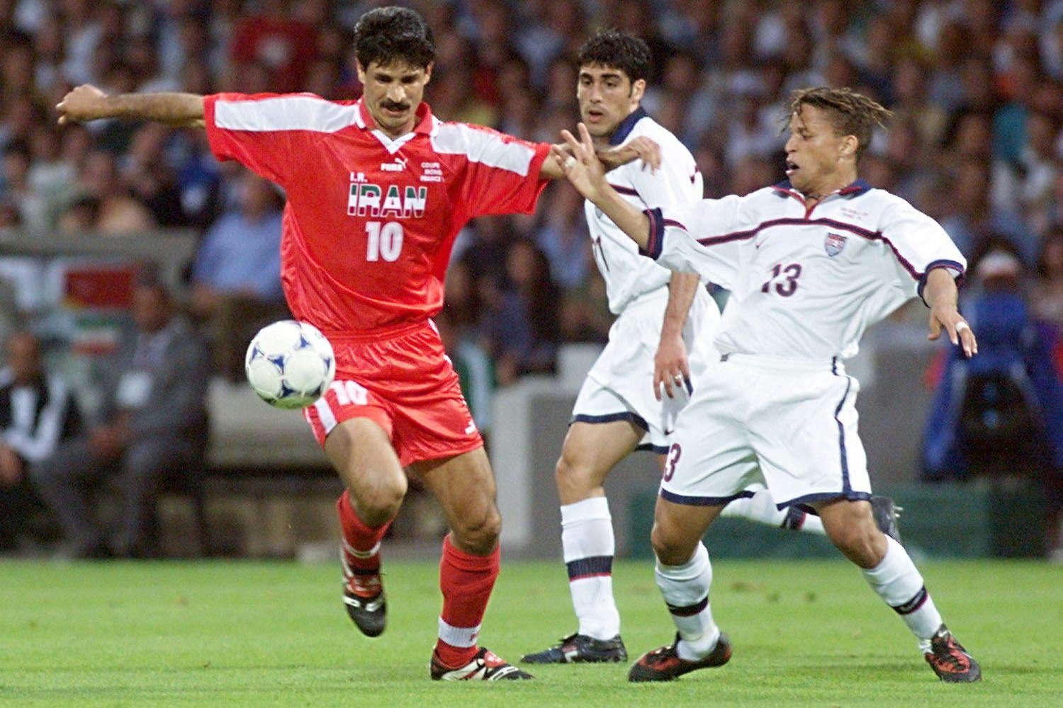 Ali Daei (l.) spielte bei der WM 1998 mit dem Iran gegen die USA und gewann.
