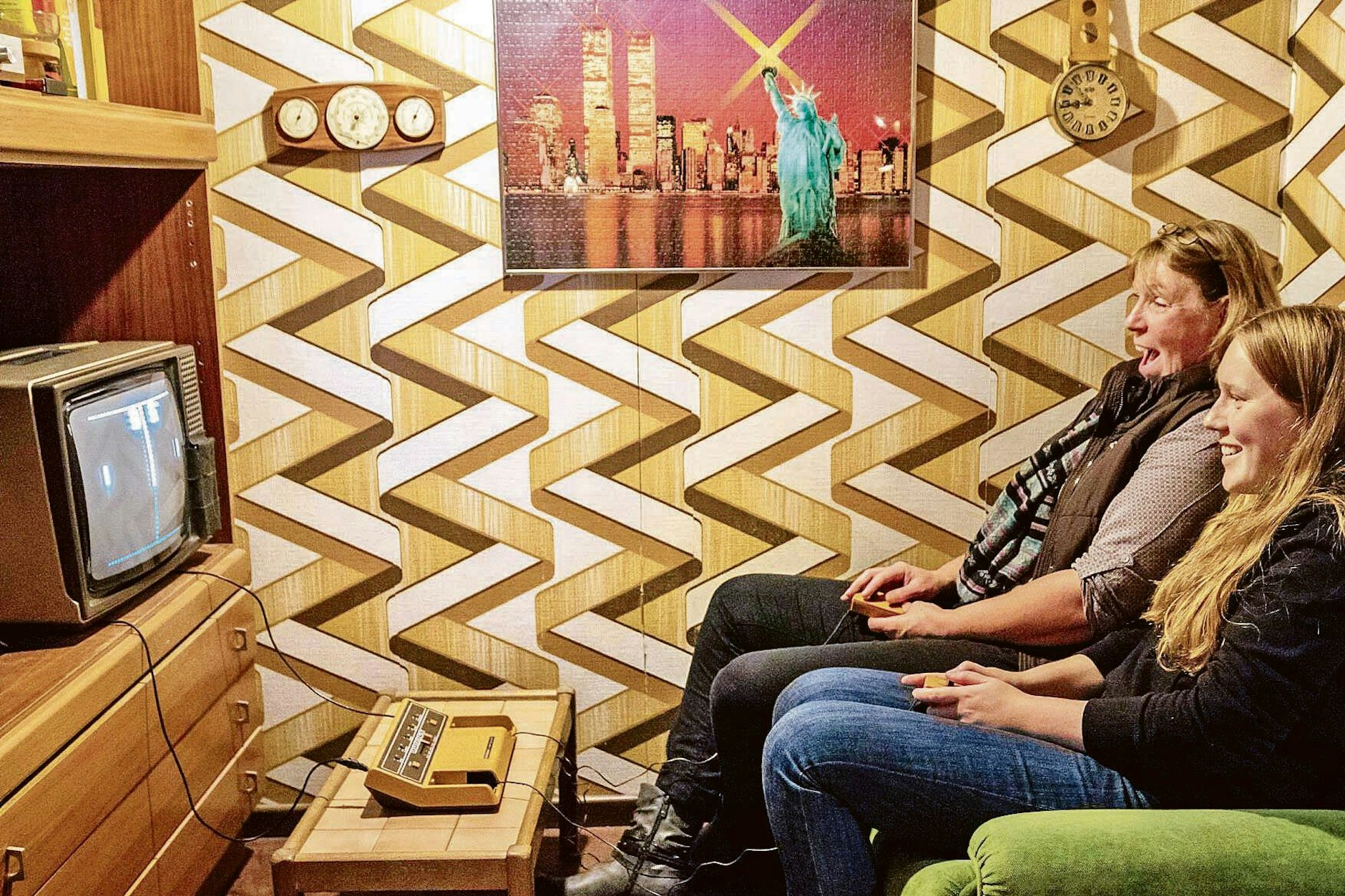 Im <a rel="nofollow" href="https://www.computerspielemuseum.de/">Computerspiele-Museum in Berlin</a> kann man sich in die Zeit der ersten Games zurückversetzen: Pong scheint immer noch Spaß zu machen, wie auf diesem Bild ersichtlich.&nbsp;