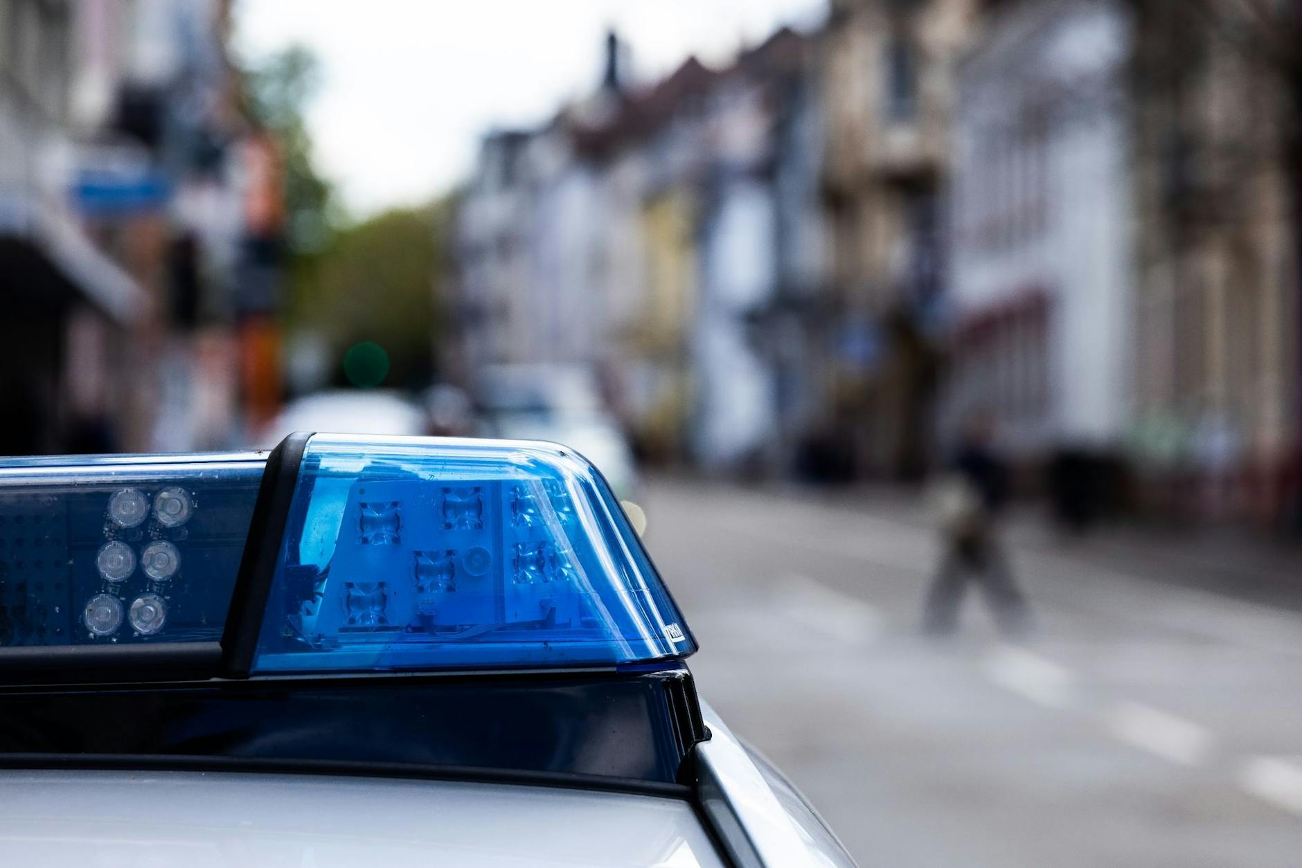 ARCHIV - Ein Einsatzfahrzeug der Polizei steht am Straßenrand. ild