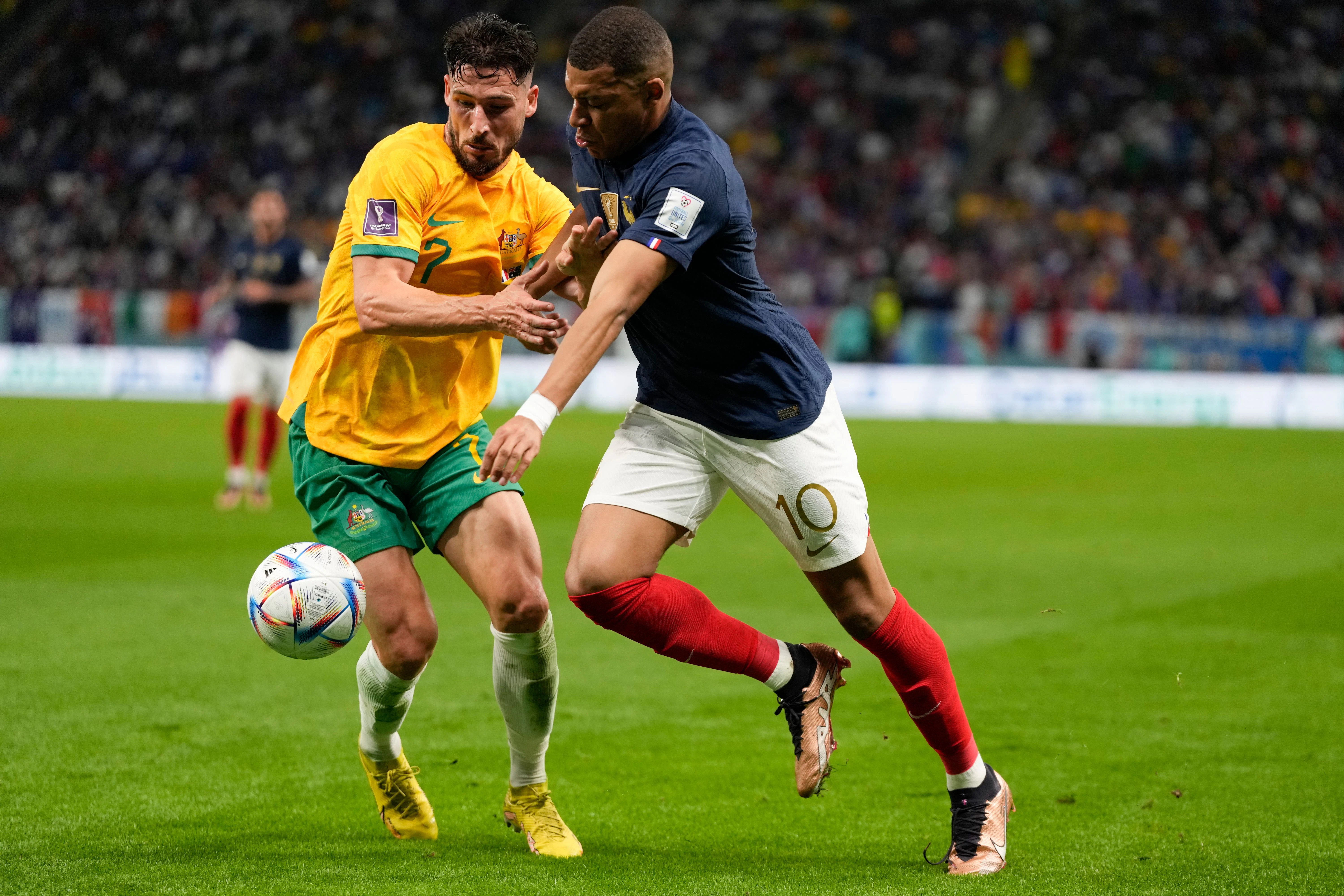 Mathew Leckie (l.) im Zweikampf mit Frankreichs Superstar Kylian Mbappe.