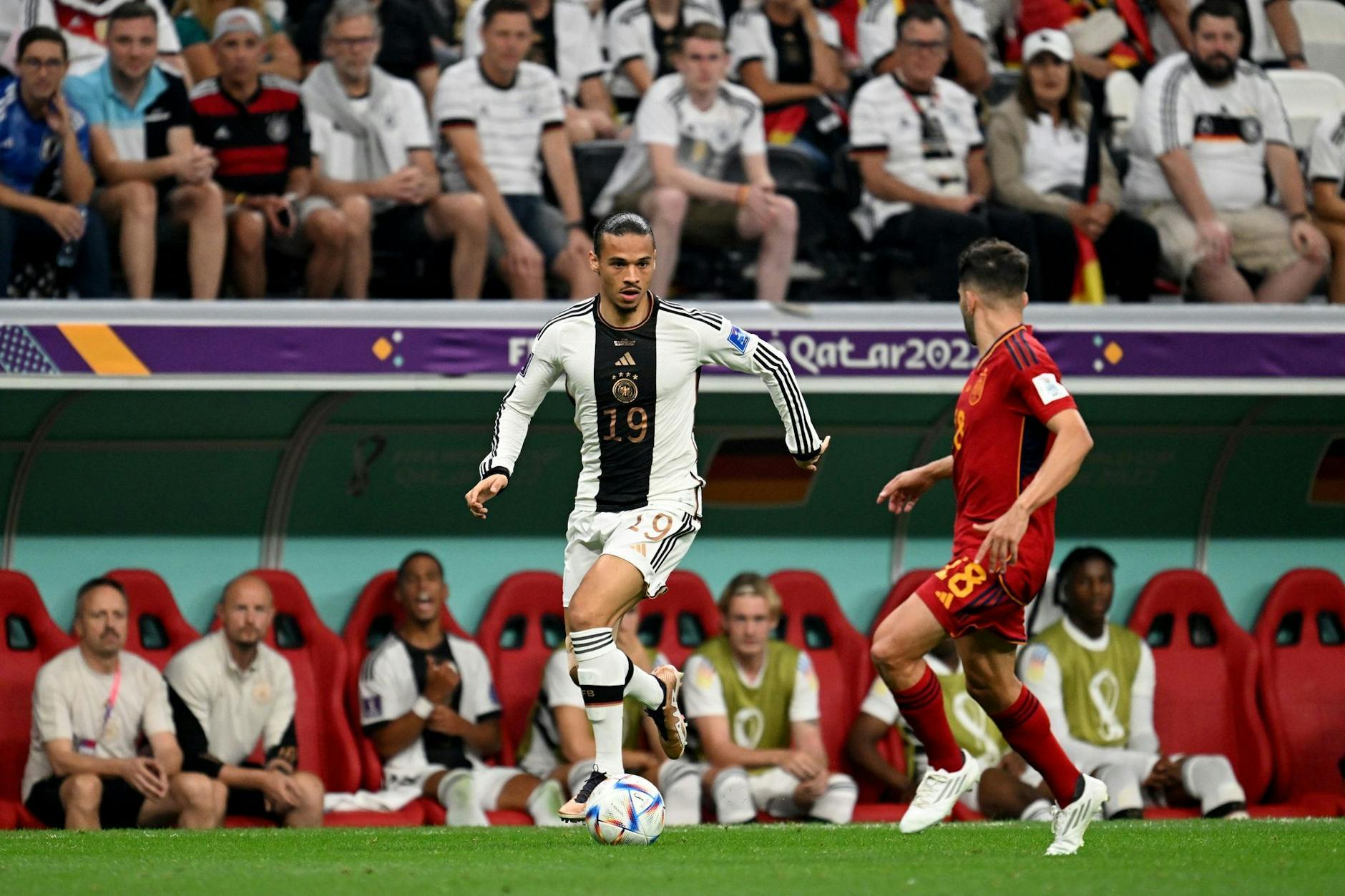 Nach seiner Einwechslung brachte Leroy Sané (l) viel Schwung.