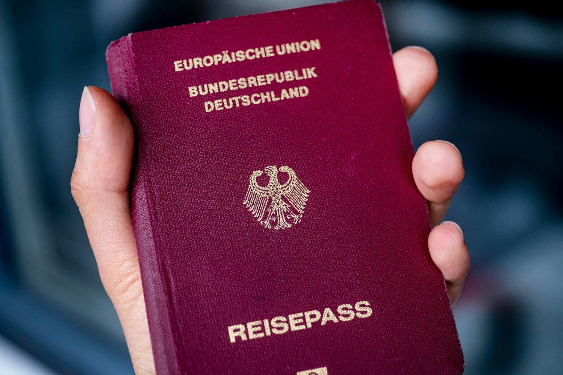 Erst nach der Einbürgerung hat man das Recht auf einen deutschen Pass.
