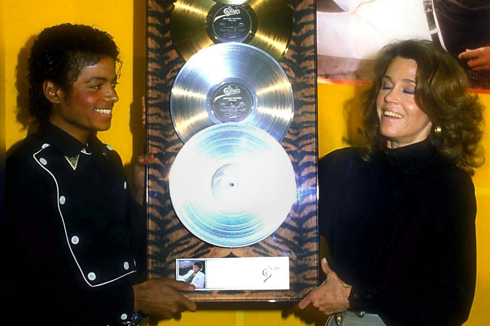 Schauspielerin Jane Fonda überreicht Michael Jackson die Platin- und Goldene-Platten, die der King of Pop für „Thriller“ bekam (1983).