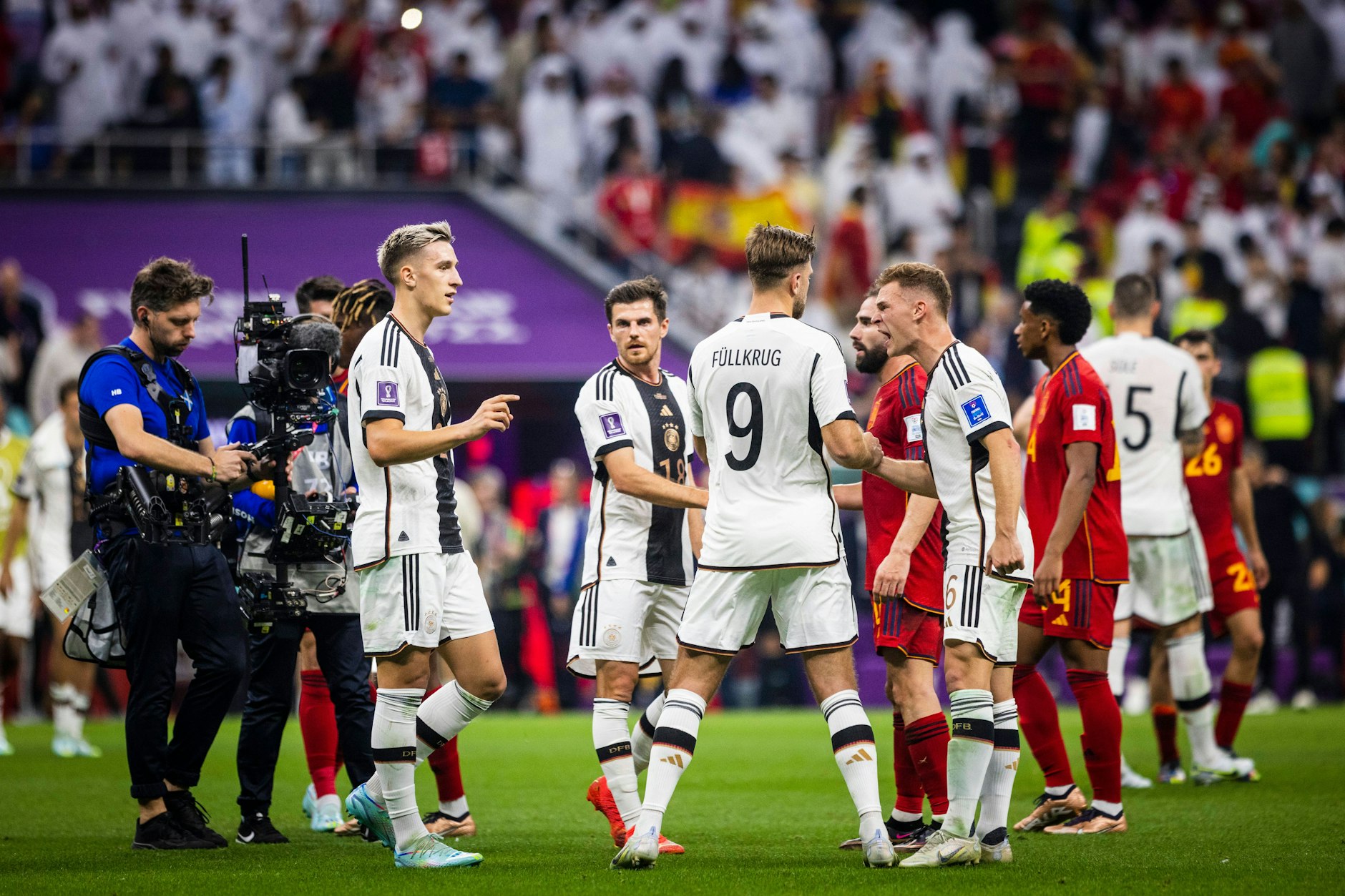 Niclas Füllkrug kommt bei seinen DFB-Kollegen nicht nur wegen seines WM-Tors gegen Spanien, sondern auch mit seiner offenen, direkten Art gut an. 