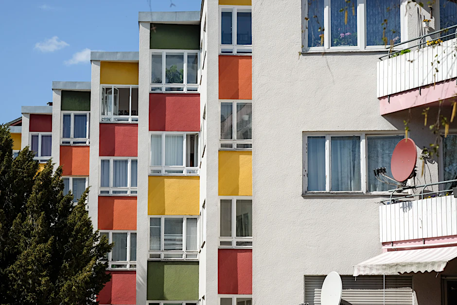 Das farbige Laubenganghaus in der Goebelstraße in Charlottenburg. Die Wohngeldauszahlung wird sich verzögern.