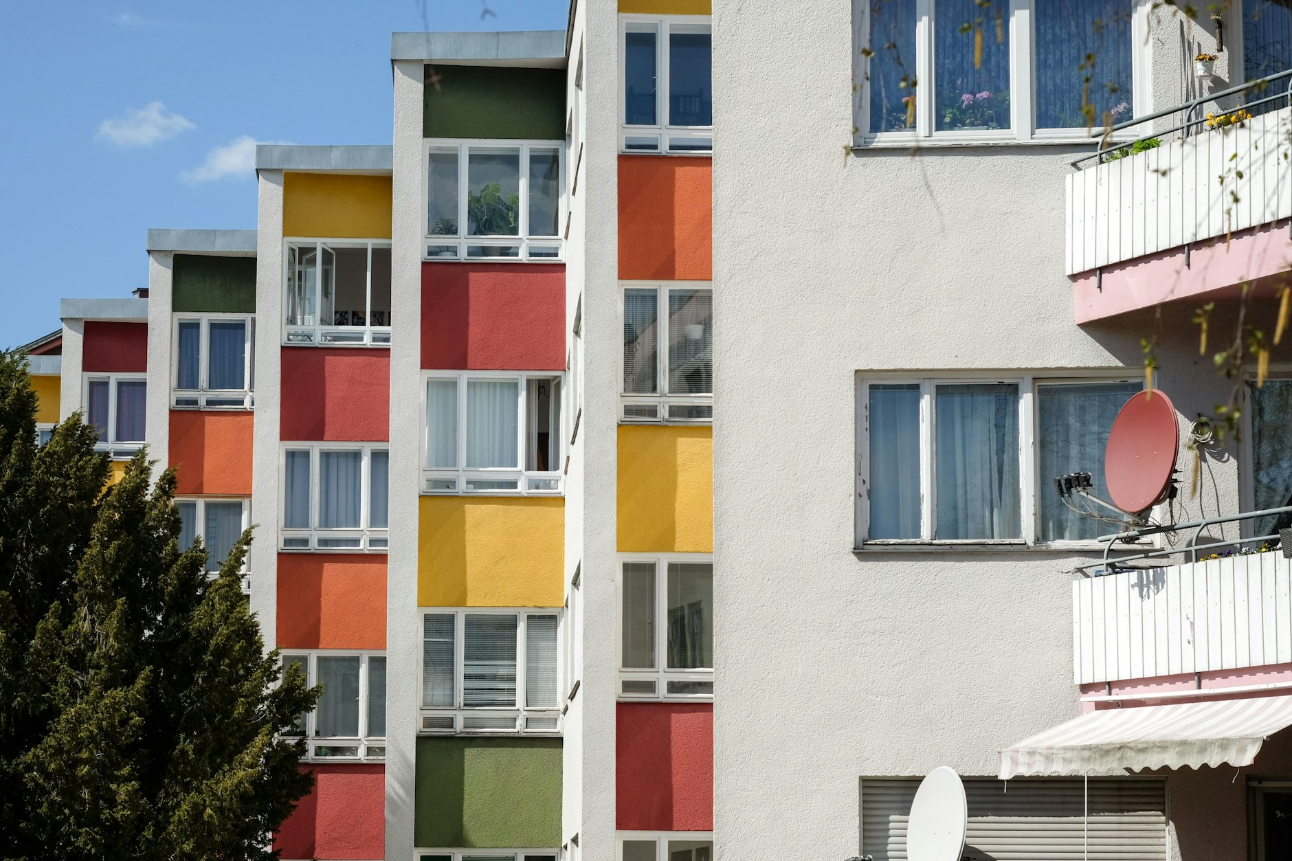 Das farbige Laubenganghaus in der Goebelstraße in Charlottenburg. Die Wohngeldauszahlung wird sich verzögern.