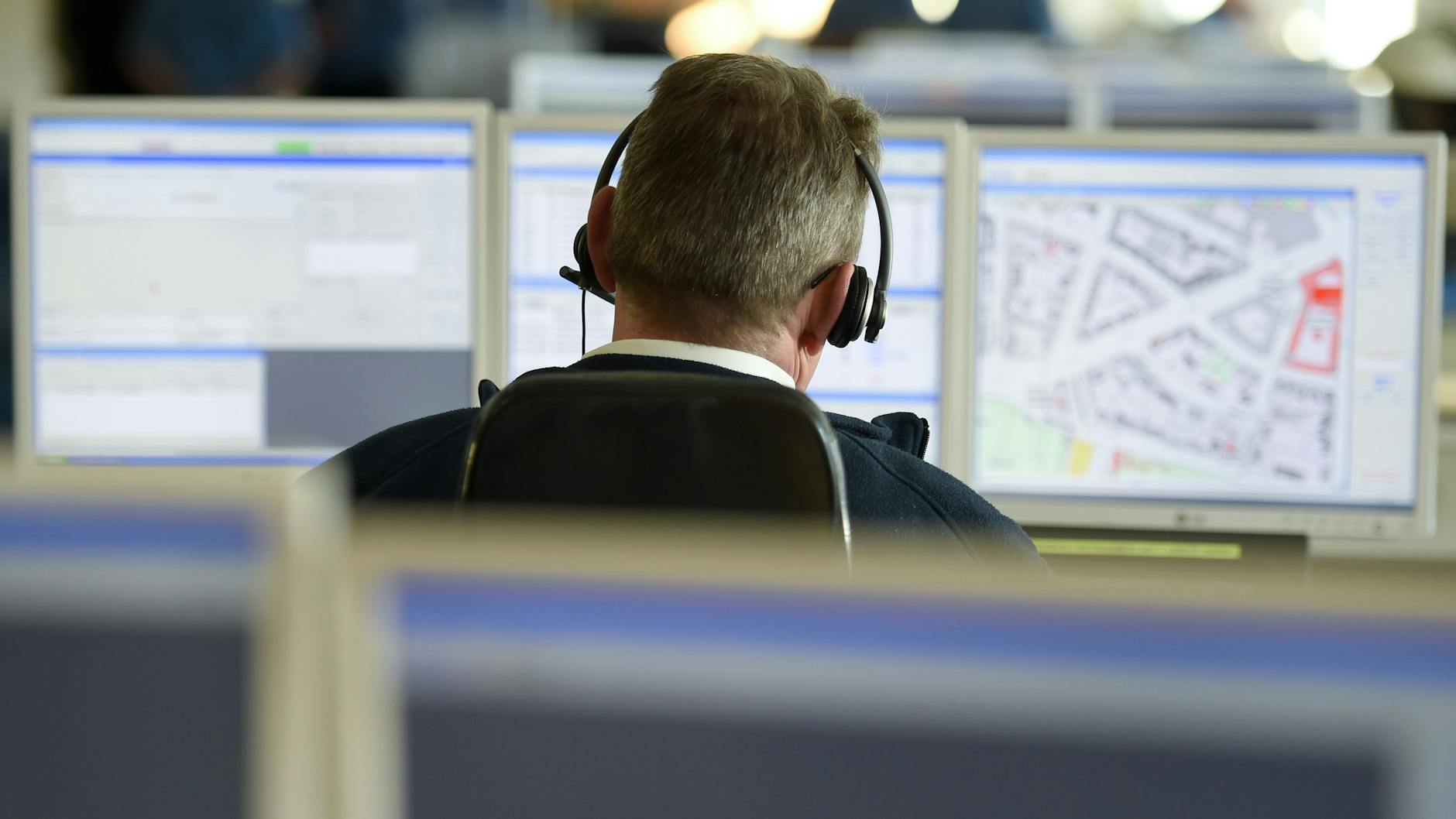 Eine Blick in eine Berliner Notrufzentrale: viele Anrufe, zu wenig Personal.