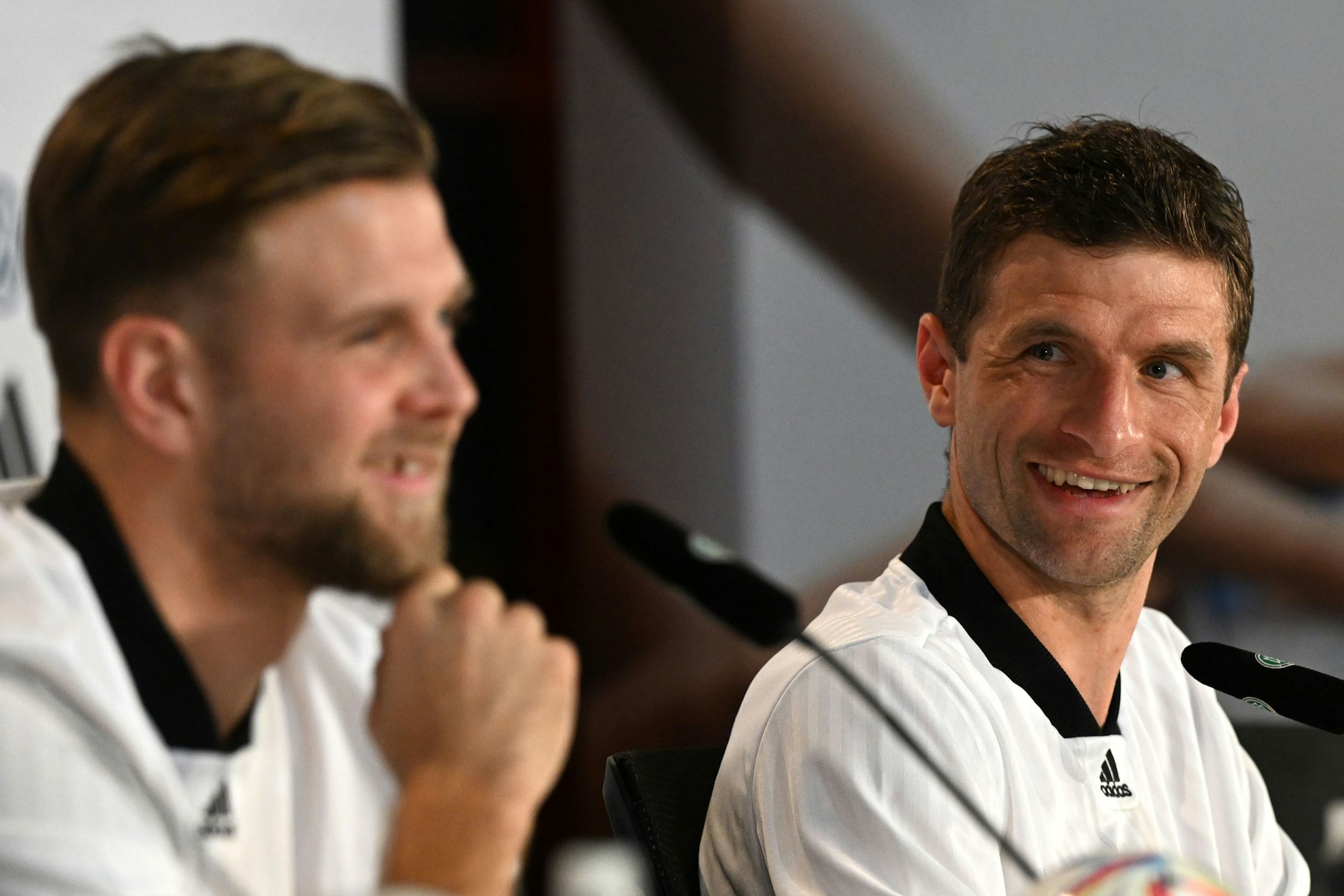 Hatten sichtbar Spaß auf der Pressekonferenz am Dienstag: Deutschlands Thomas Müller (r.) und Niclas Füllkrug.