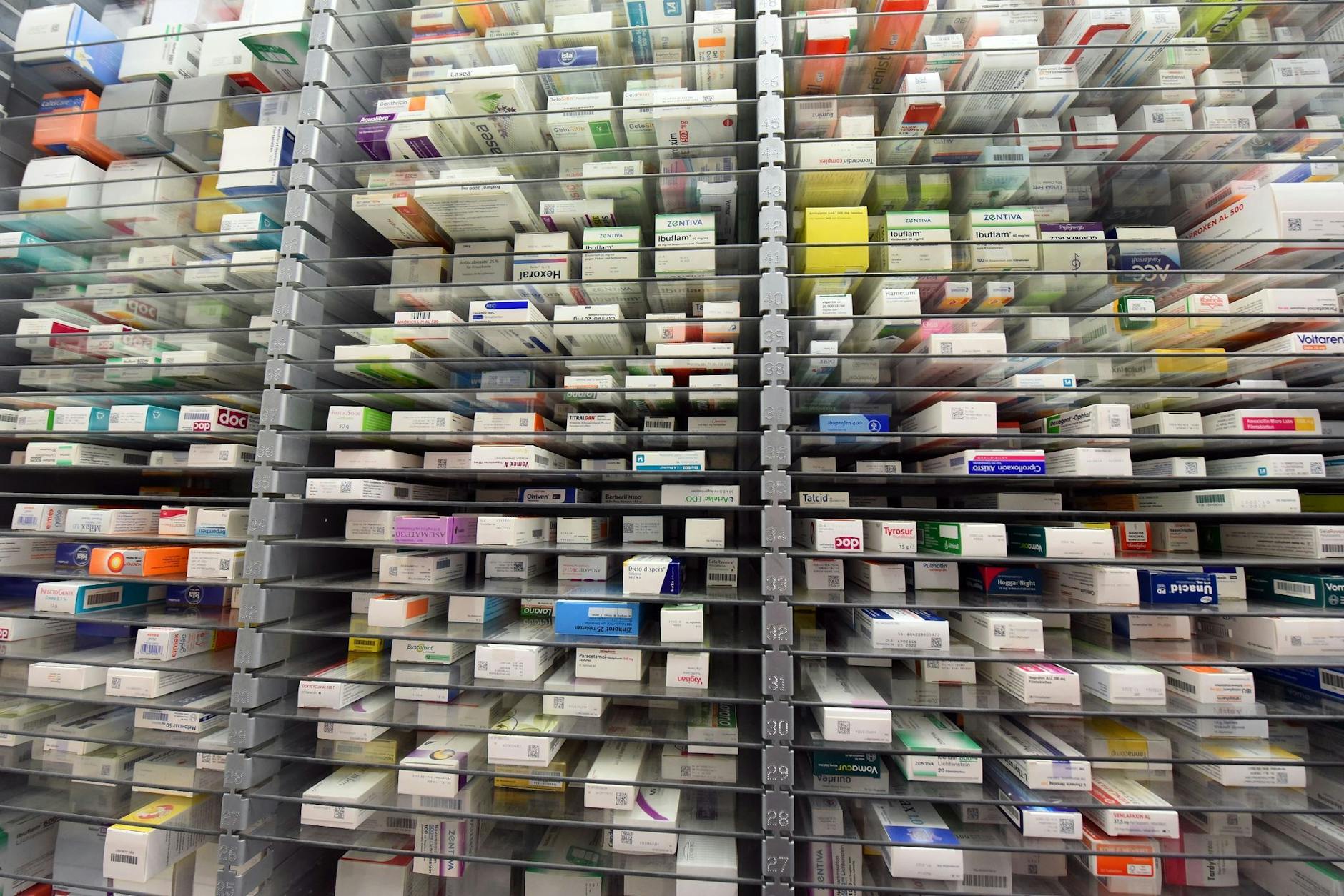 ARCHIV - Apotheken in Deutschland beklagen immer wieder anhaltende Lieferengpässe bei einer Reihe von Medikamenten.