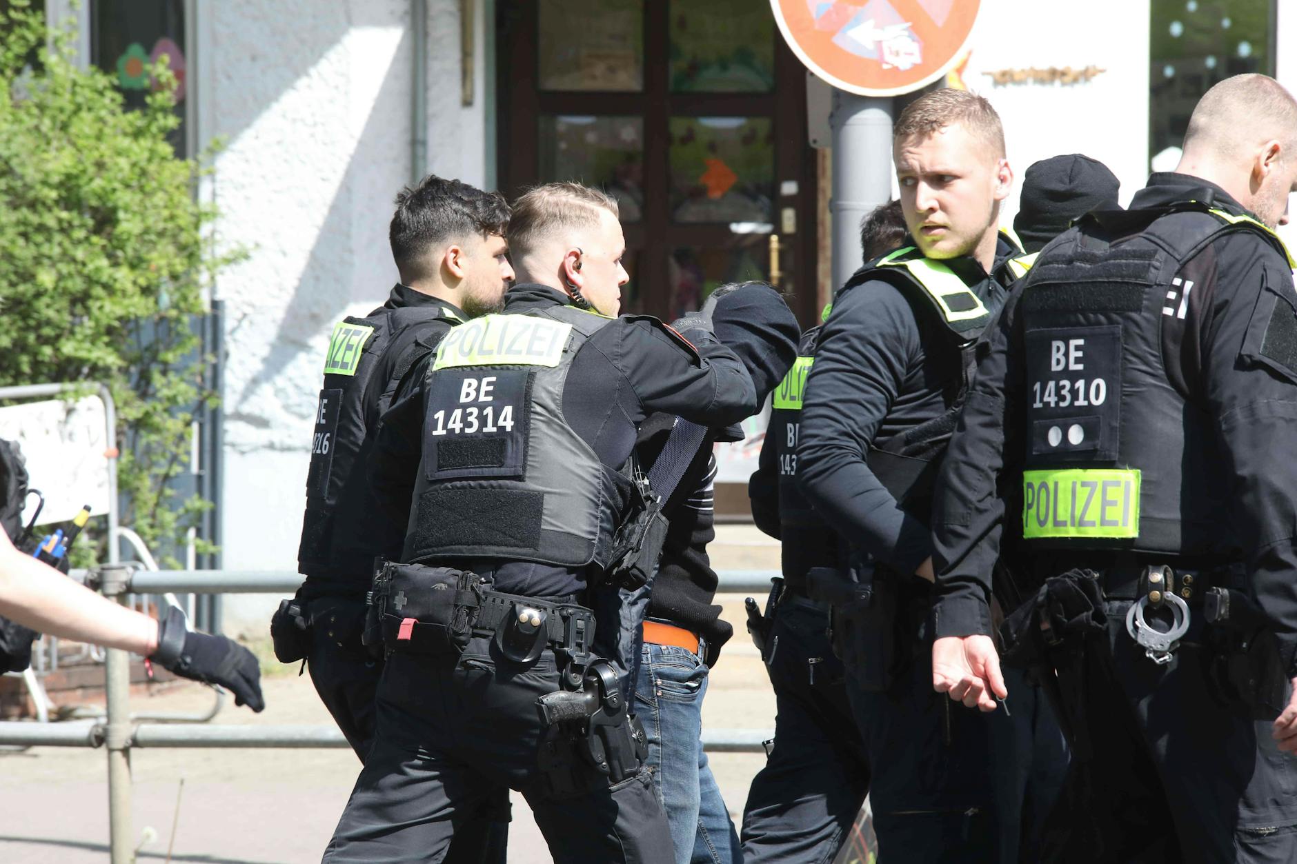 Der Mann bei der Festnahme in der Mühlenstraße, Ecke Maximilianstraße in Berlin-Pankow.