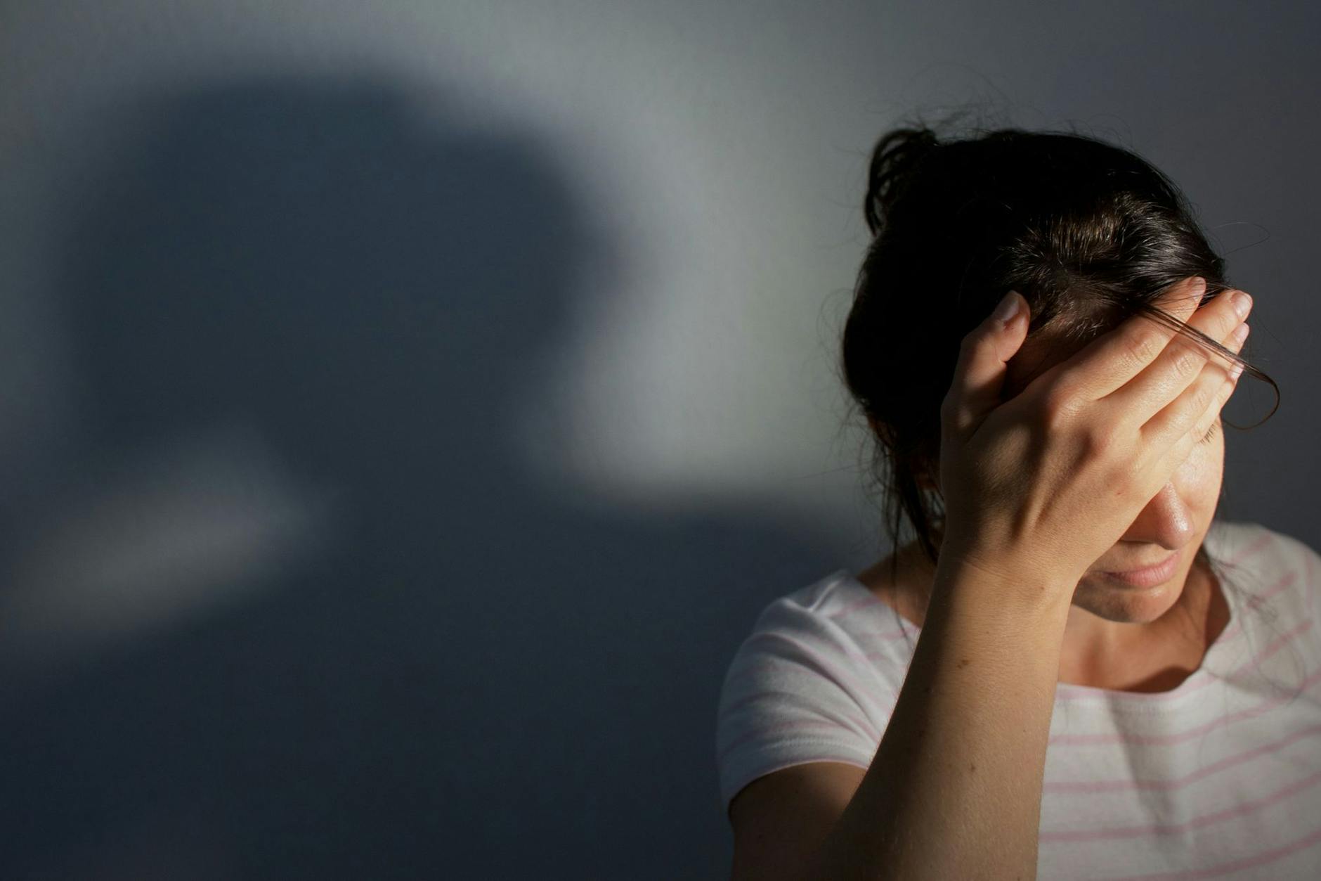 Opfer von Gaslighting zweifeln oft an ihrer eigenen Wahrnehmung.