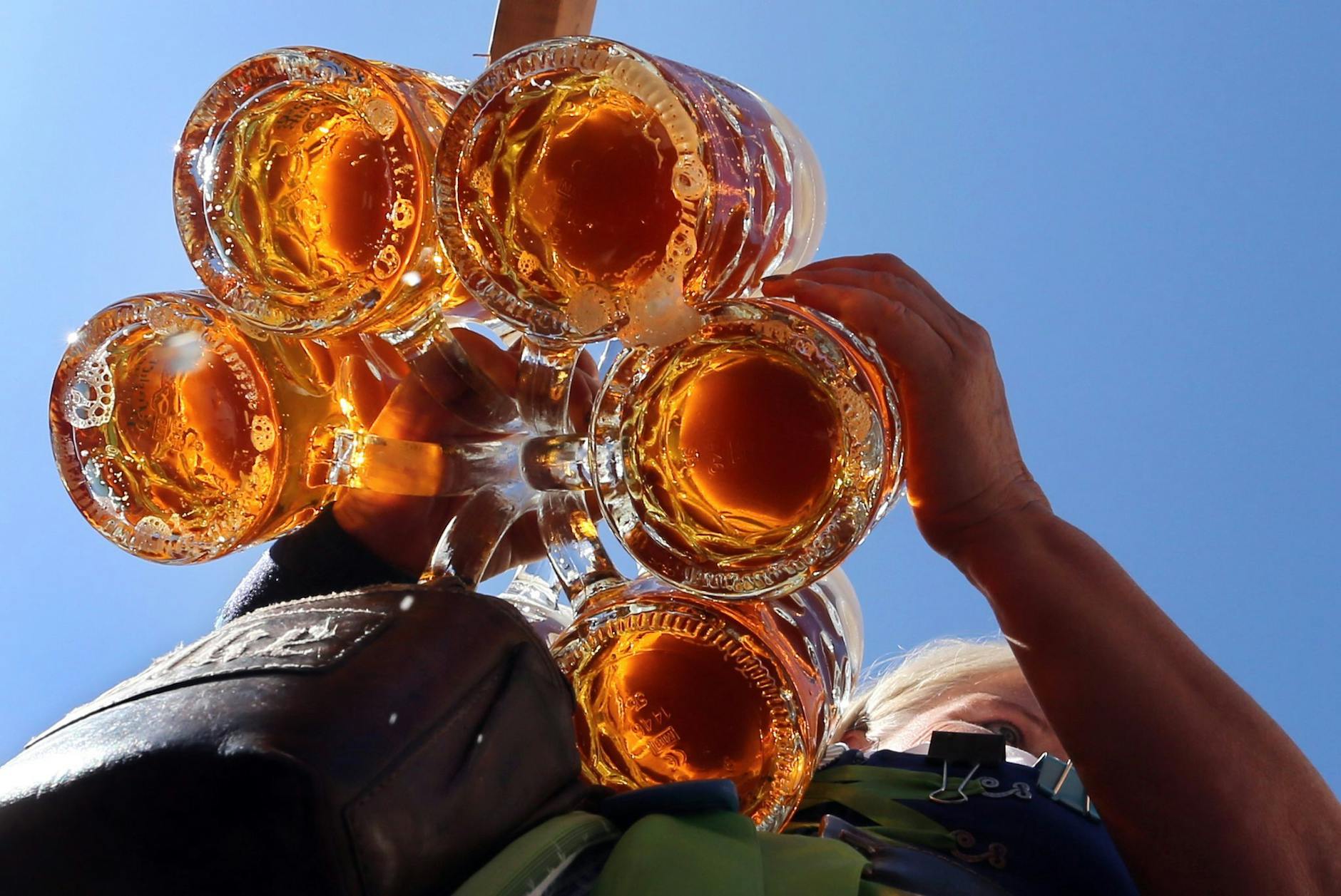 ARCHIV - Bierbrauer und Hopfenbauern befinden sich in einer schwierigen Lage.