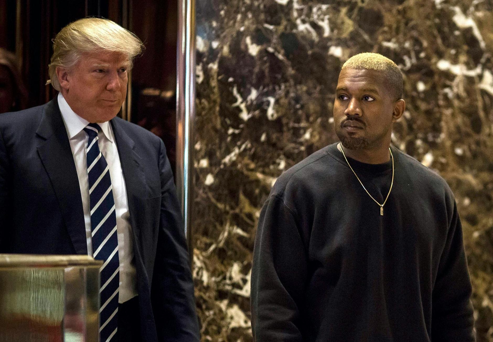 ARCHIV - US-Präsident Donald Trump und US-Rapper Kanye West gehen im Trump Tower in Manhattan. (Archiv) dpa