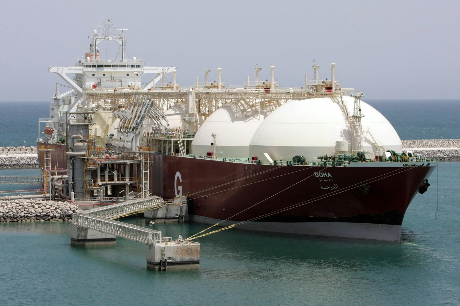Mit LNG-Tankern wie diesem im Gashafen der Ras Laffan Industrial City in Katar soll Deutschland ab 2026 beliefert werden.