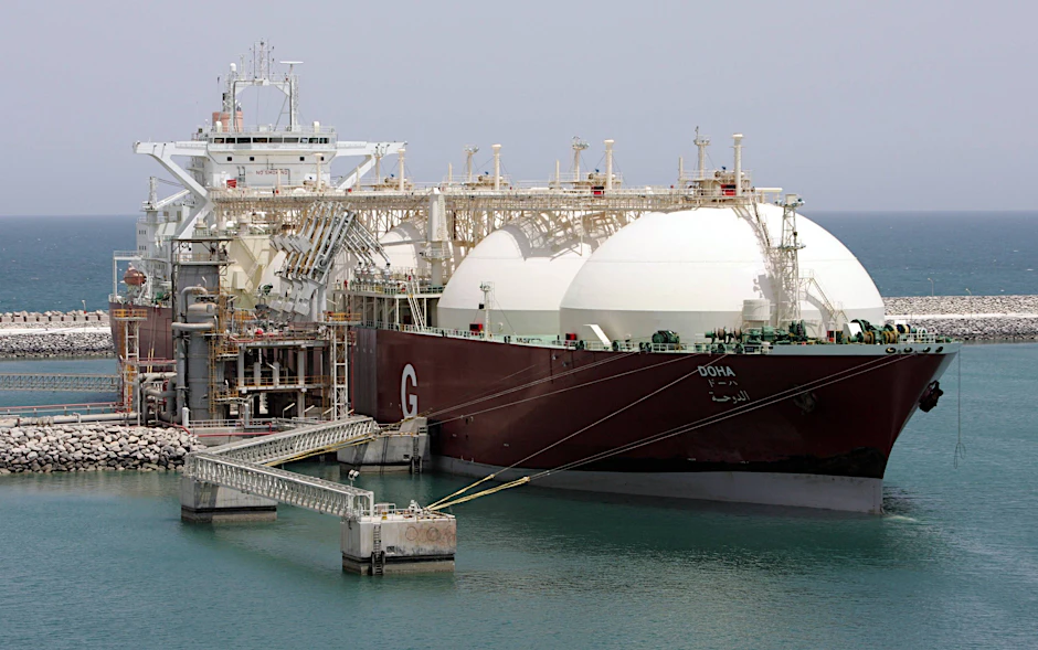 Mit LNG-Tankern wie diesem im Gashafen der Ras Laffan Industrial City in Katar soll Deutschland ab 2026 beliefert werden.