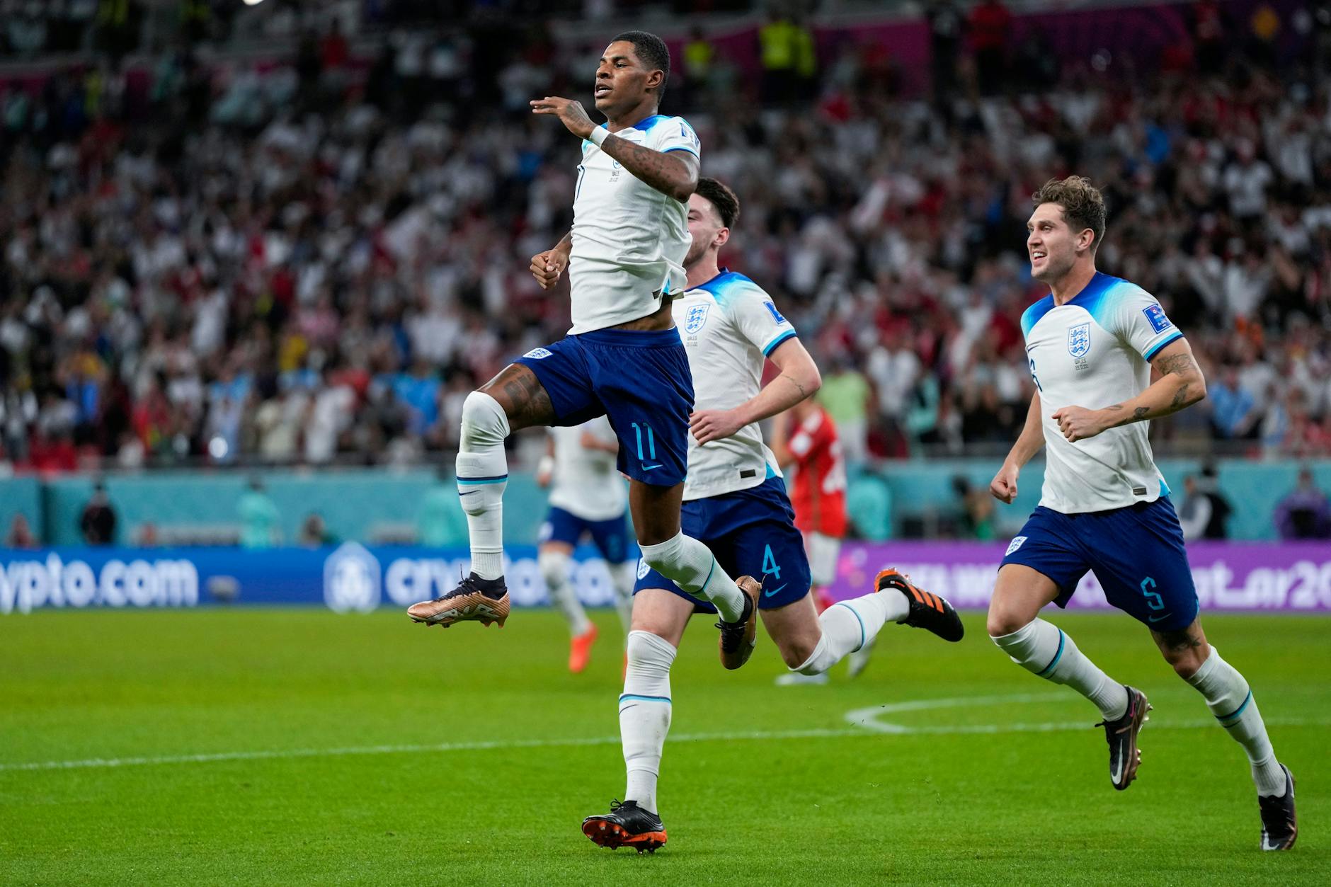 Englands Doppeltorschütze Marcus Rashford jubelt über seinen Treffer zum 1:0.
