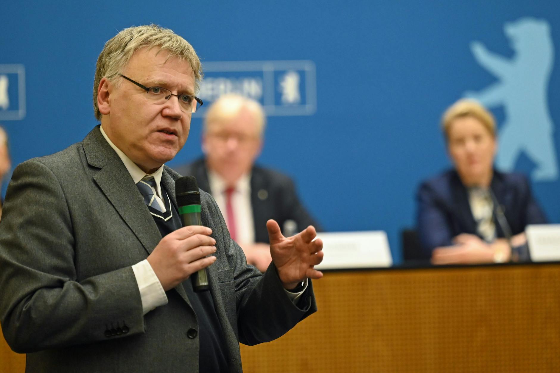 29.11.2022, Berlin: Stephan Bröchler, Landeswahlleiter Berlins, äußert sich bei einer Pressekonferenz nach der Senatssitzung zum Vorgehen bei der anstehenden Neuwahl. Im Hintergrund sitzen Ralf Kleindiek, Staatssekretär für Digitalisierung und Verwaltungsmodernisierung, und die Regierende Bürgermeisterin Franziska Giffey (SPD. 