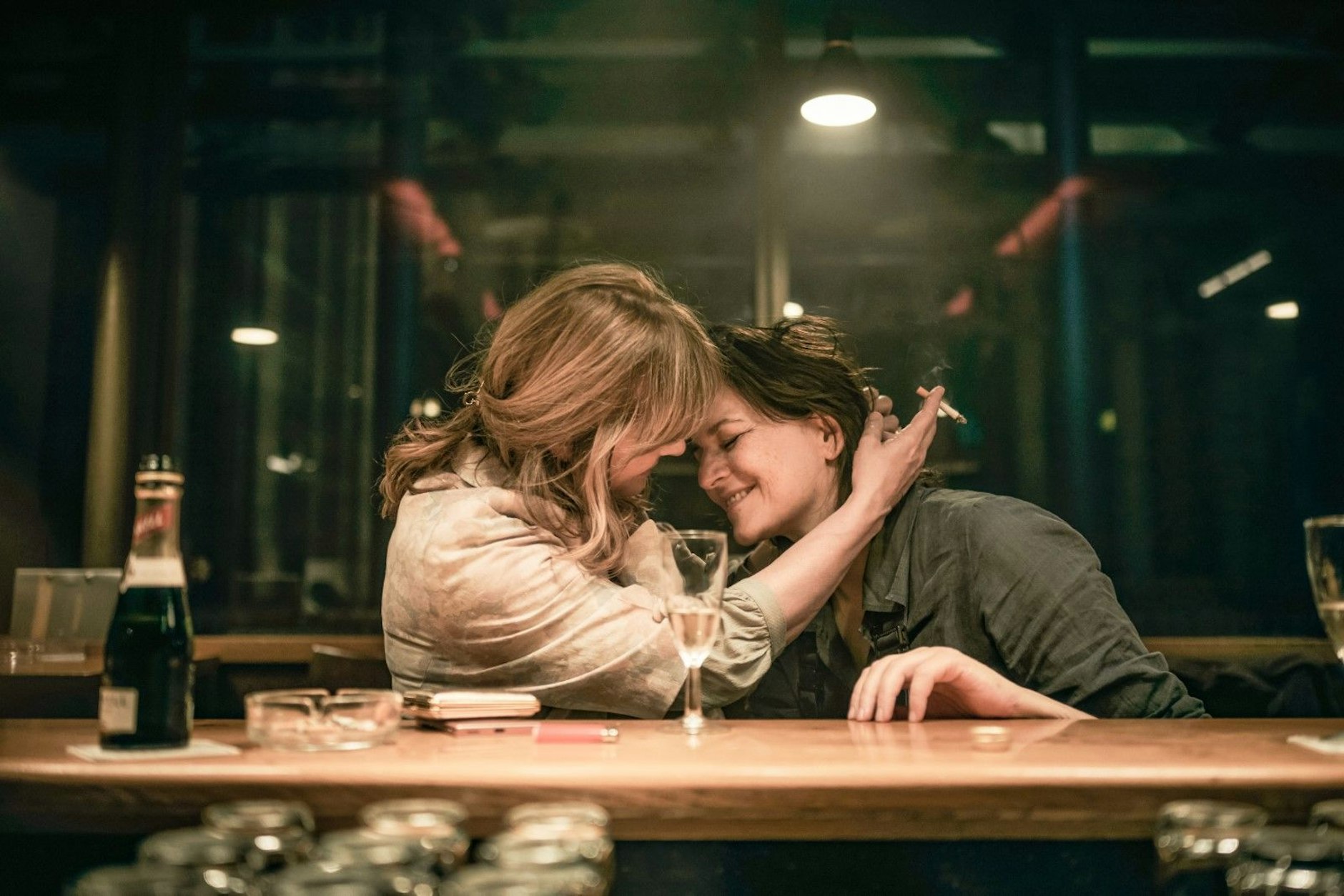 
Nastassja Kinski (links) und Martina Gedeck spielen zwei Frauen, die viele Enttäuschungen hinter sich haben.