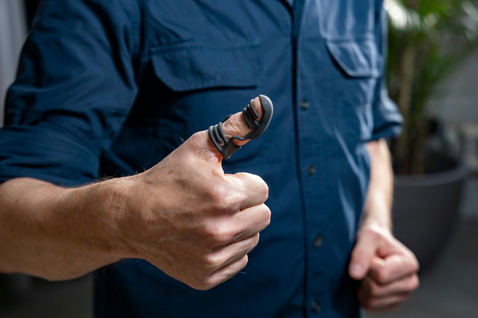 Technische Hilfsmittel wie aus Science-Fiction-Filmen verändern die Arbeitswelt 5 Das kleinste Exoskelett der Welt: Es kommt über die Fingerkuppe und hilft, wenn jemand etwas stundenlang irgendwo hineinstopfen muss.