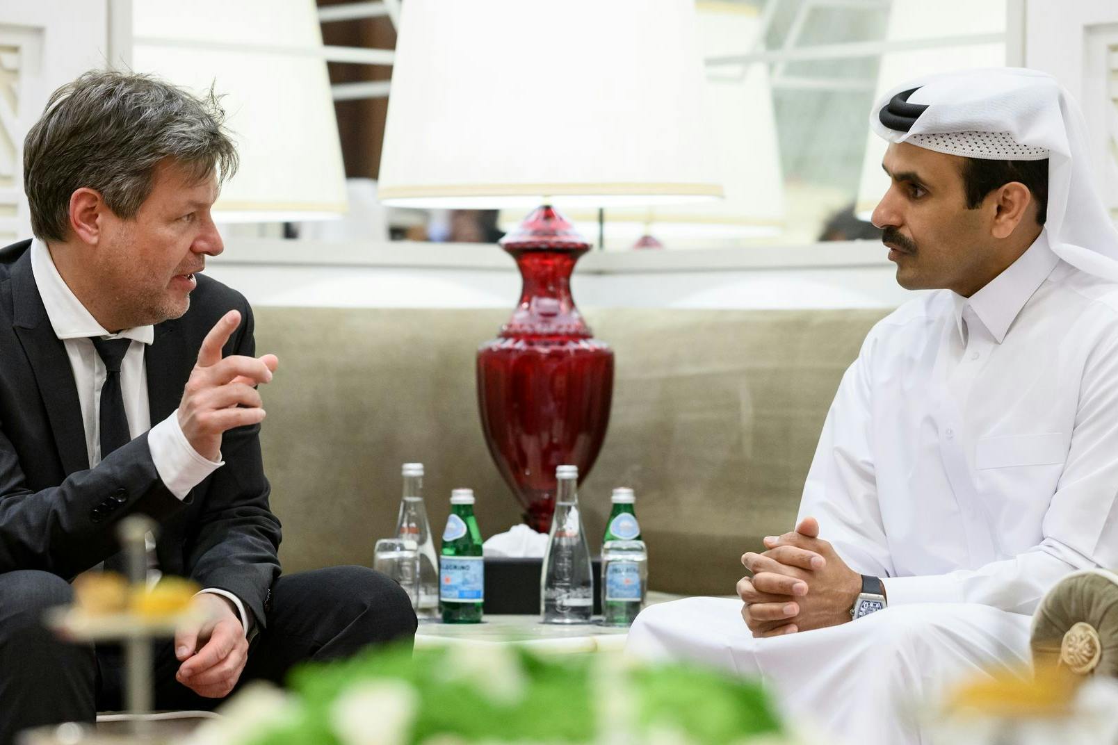 Bundeswirtschaftsminister Robert Habeck (l.) und Katars Energieminister Saad Scharida al-Kaabi treffen sich in Doha zu einem Gespräch. Deutschland sucht neue Gaslieferanten. 