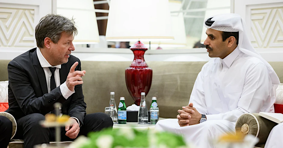 Bundeswirtschaftsminister Robert Habeck (l.) und Katars Energieminister Saad Scharida al-Kaabi treffen sich in Doha zu einem Gespräch. Deutschland sucht neue Gaslieferanten.&nbsp;