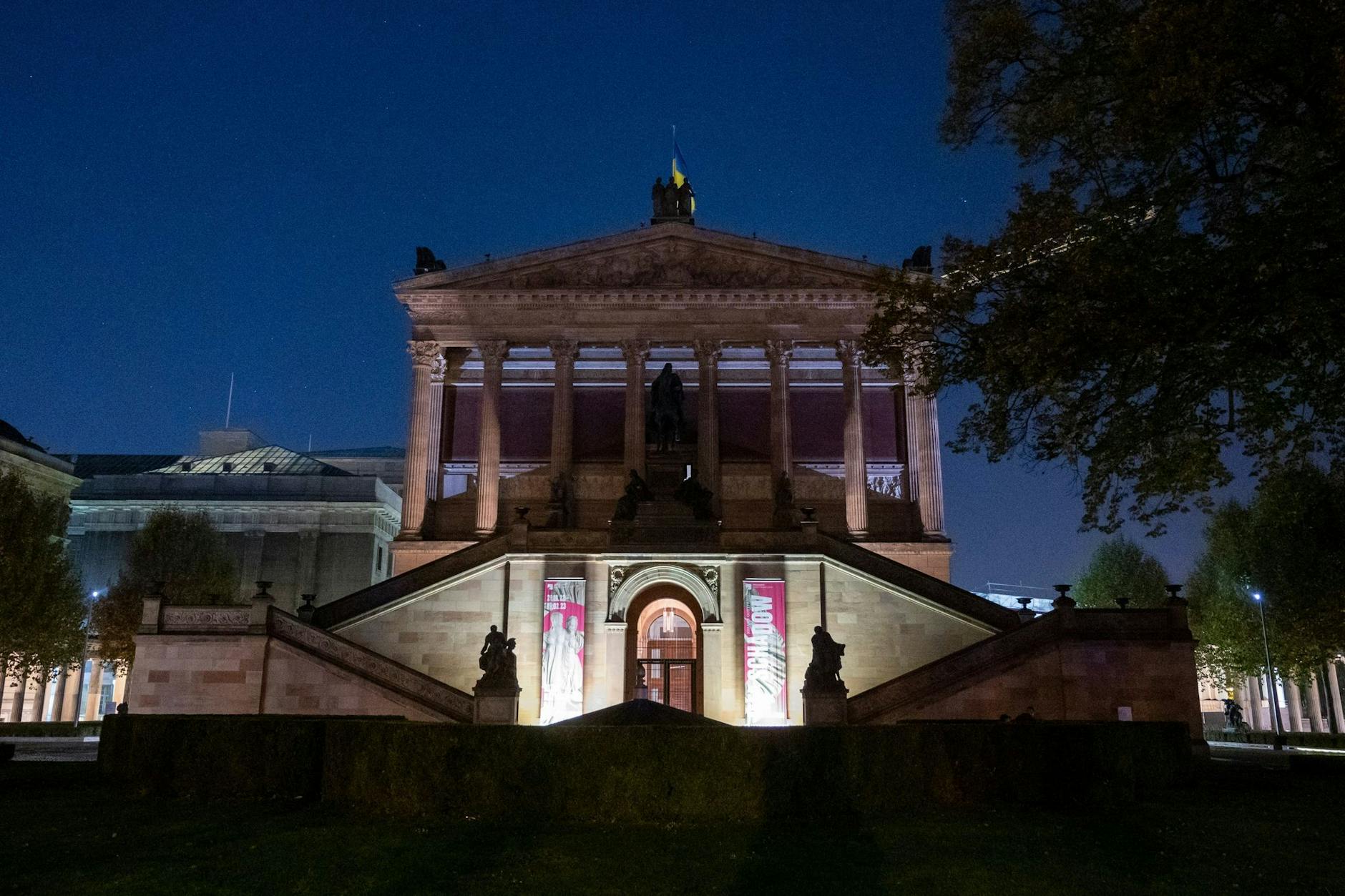 In dem Museum hat eine Frau das Gemälde „Clown“ von Henri de Toulouse-Lautrec und die Wandbespannung mit Kunstblut beworfen und sich daneben an der Wand festgeklebt. 
