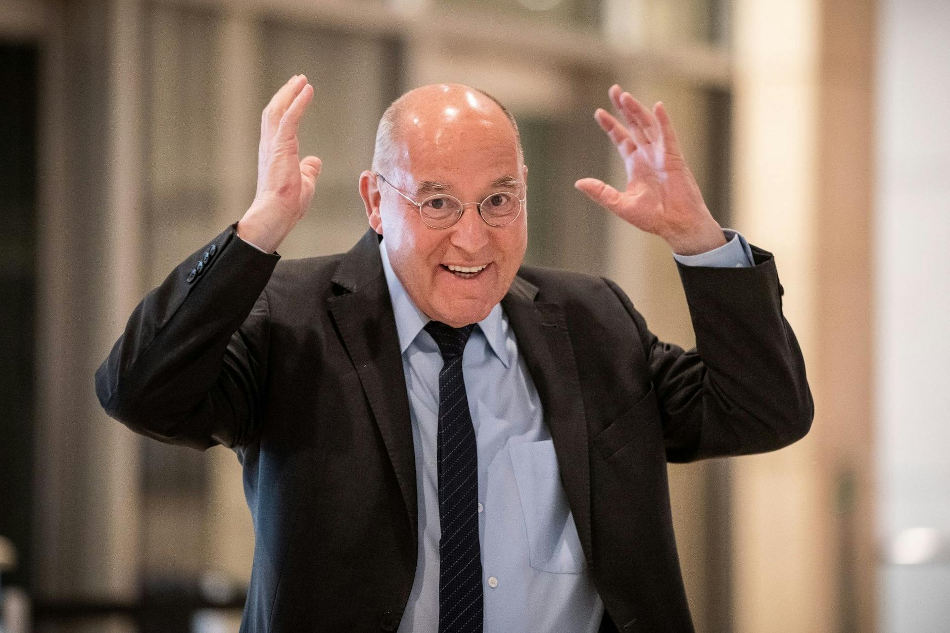 Gregor Gysi soll in seiner Funktion als Rechtsanwalt einen Klima-Kleber vor Gericht raushauen.