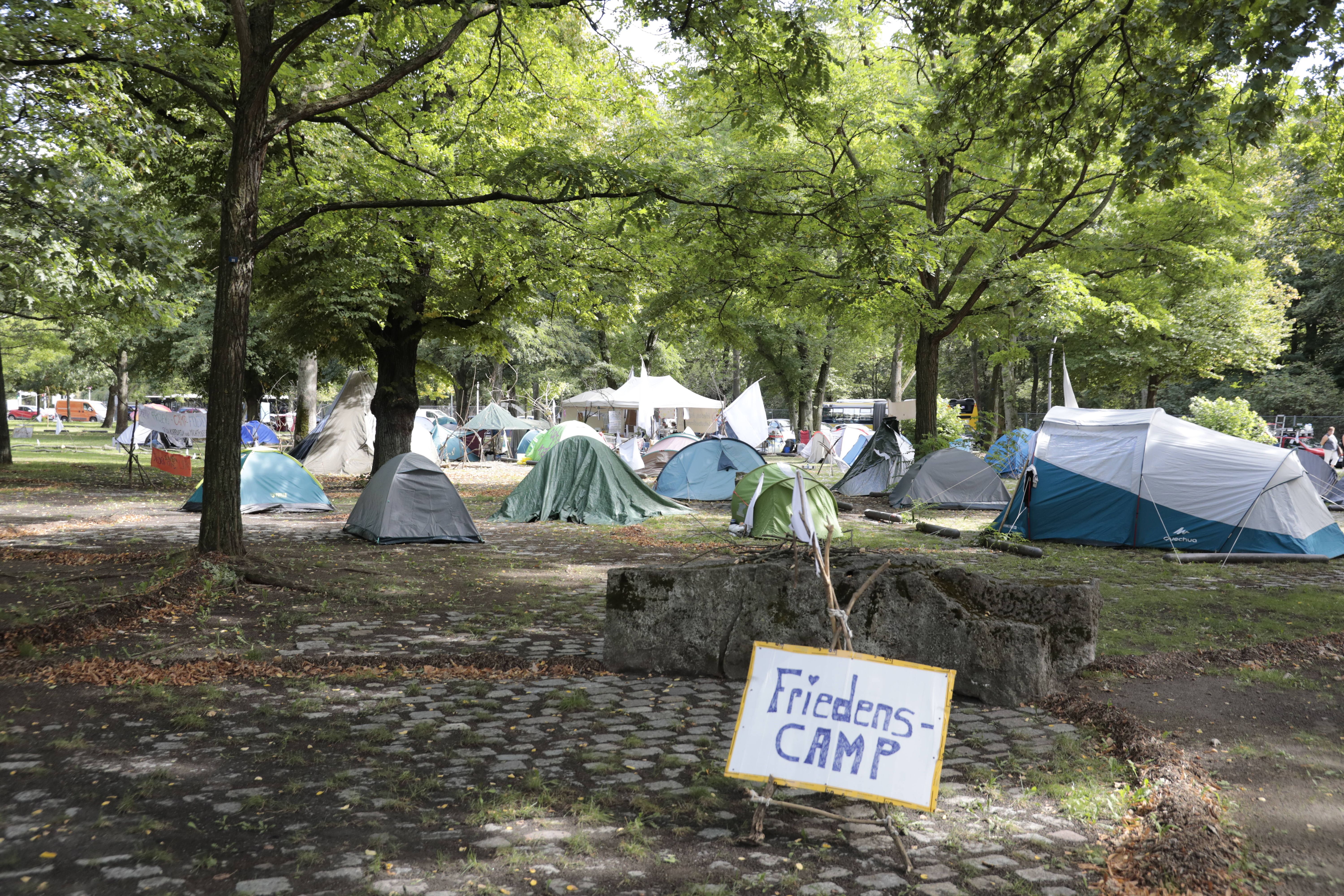 Unbekannte sollen „Friedenscamp“ in Berlin angegriffen und Zelt in Brand gesteckt haben