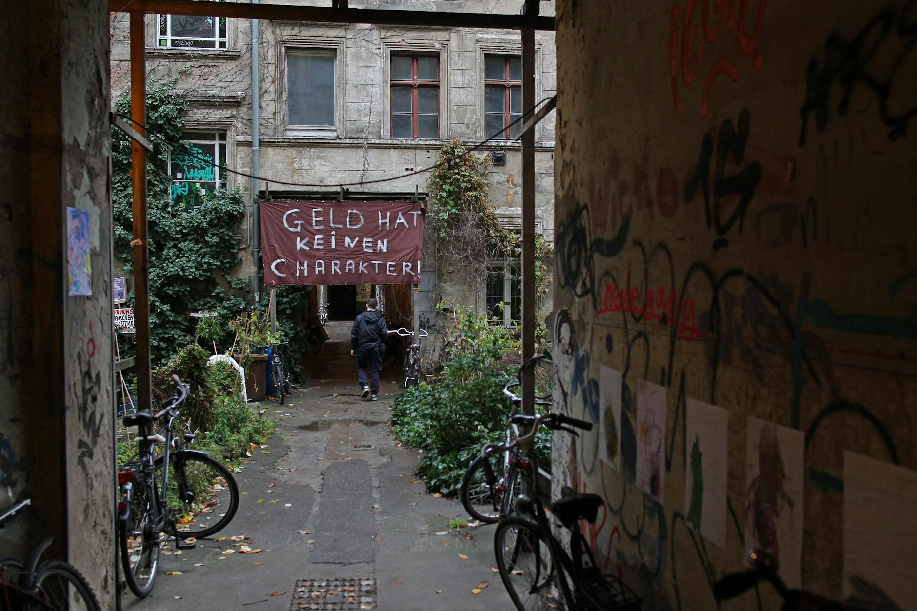 Hausdurchgang in der Kastanienallee 12. Noch zu DDR-Zeiten entstand hier der Hirschhof.