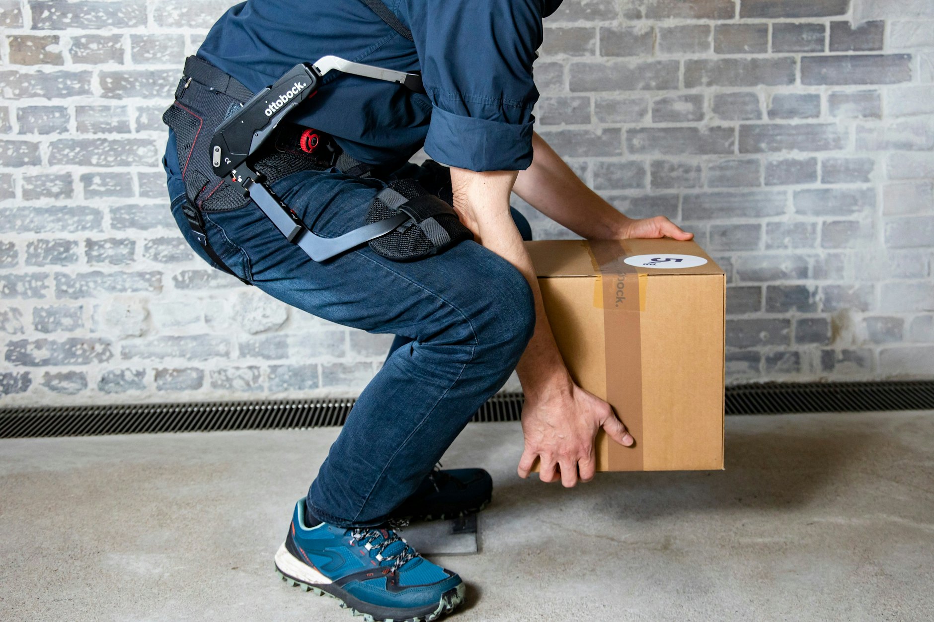 Technische Hilfsmittel wie aus Science-Fiction-Filmen verändern die Arbeitswelt 4 Schwer heben müssen die Mitarbeiter bei Paketzustellern oder in Lagern. Es gibt auch Hilfsgeräte, die tatsächlich wirken.