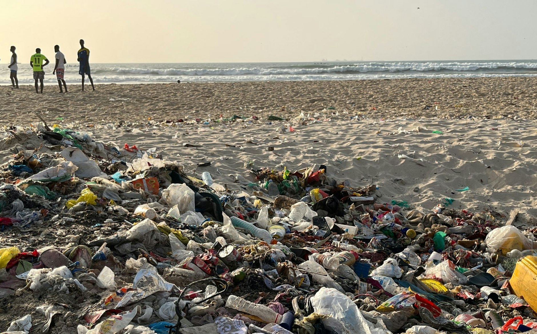 ARCHIV - Angespülter Plastikmüll am Meeresstrand der Küstenstadt St. Louis im Senegal.