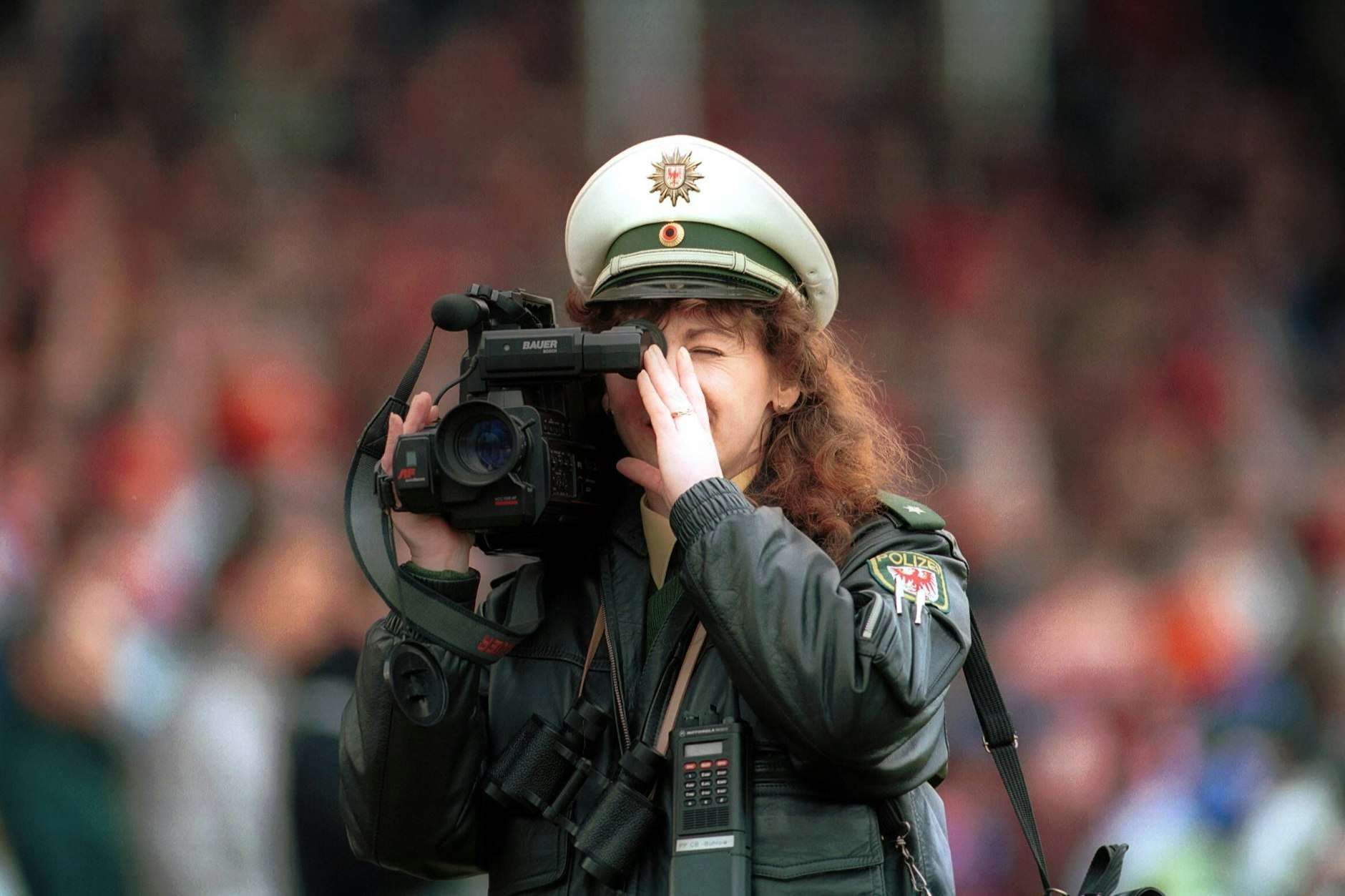 Eine Kommissarin bei der Arbeit. Vollzugsbedienstete müssen seit 2013 in Brandenburg ein Namensschild tragen.