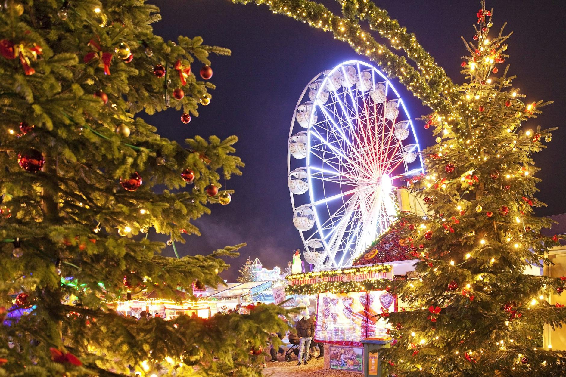 Auf diesem Weihnachtsmarkt geht es rund, nicht nur im Riesenrad.