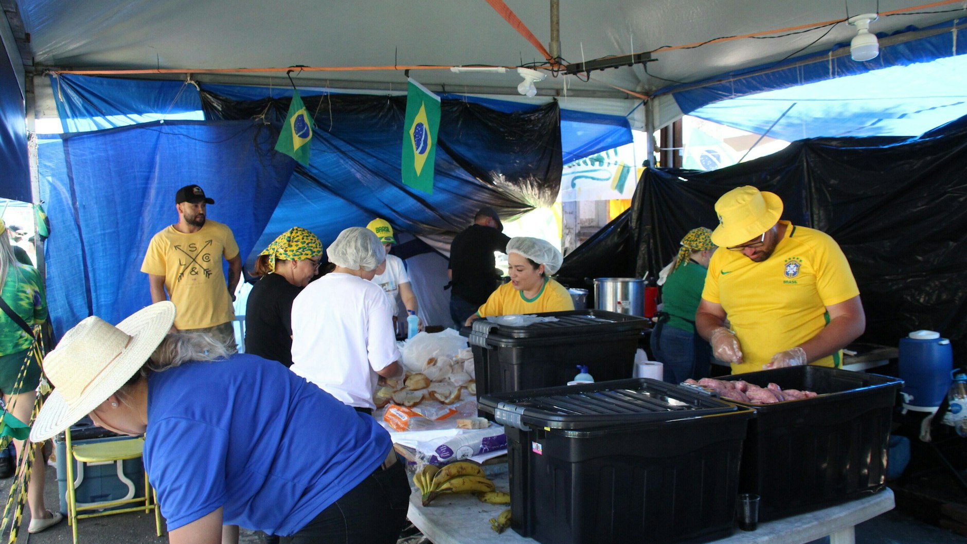 Ein Essensstand für die Demonstranten vor einer Kaserne im Bundesstaat Parana. Die Behörden ermitteln, wer mit Gratis-Mahlzeiten die Demos unterstützt.