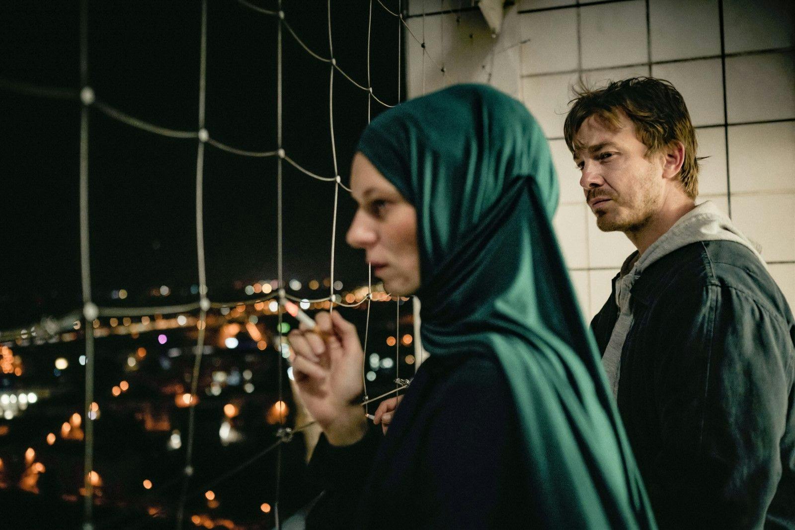 Lilith Stangenberg spielt Aischa, Albrecht Schuch einen Mann mit schlecht besuchtem Imbiss.