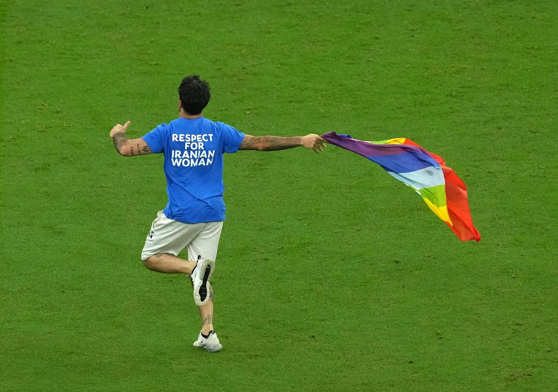 Ein Flitzer stürmte mit einer Regenbogenfahne auf den Rasen.
