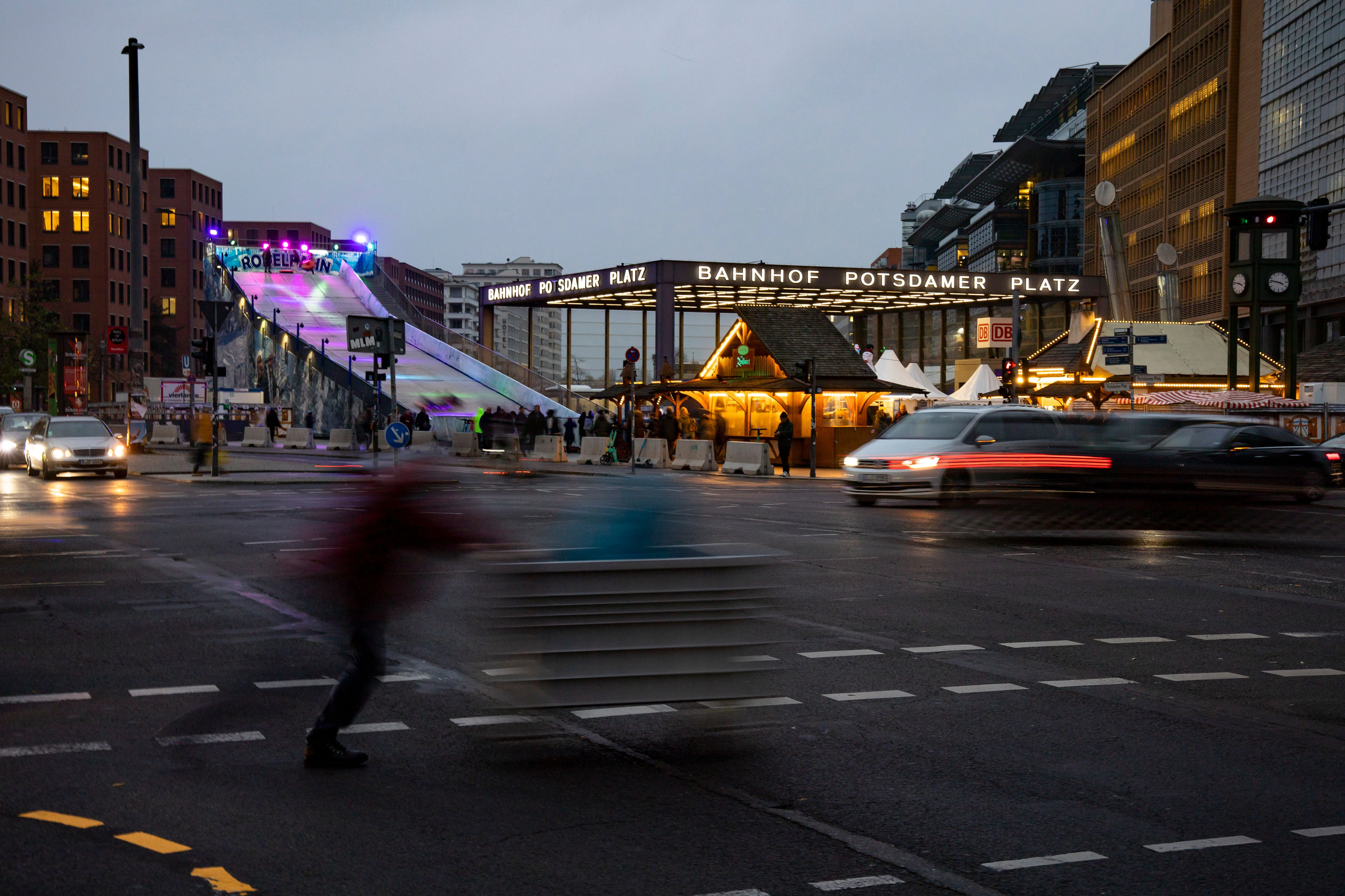Viel befahrene Straßen, hupende Autos, der Potsdamer Platz – wenn da mal keine Feststimmung aufkommt!