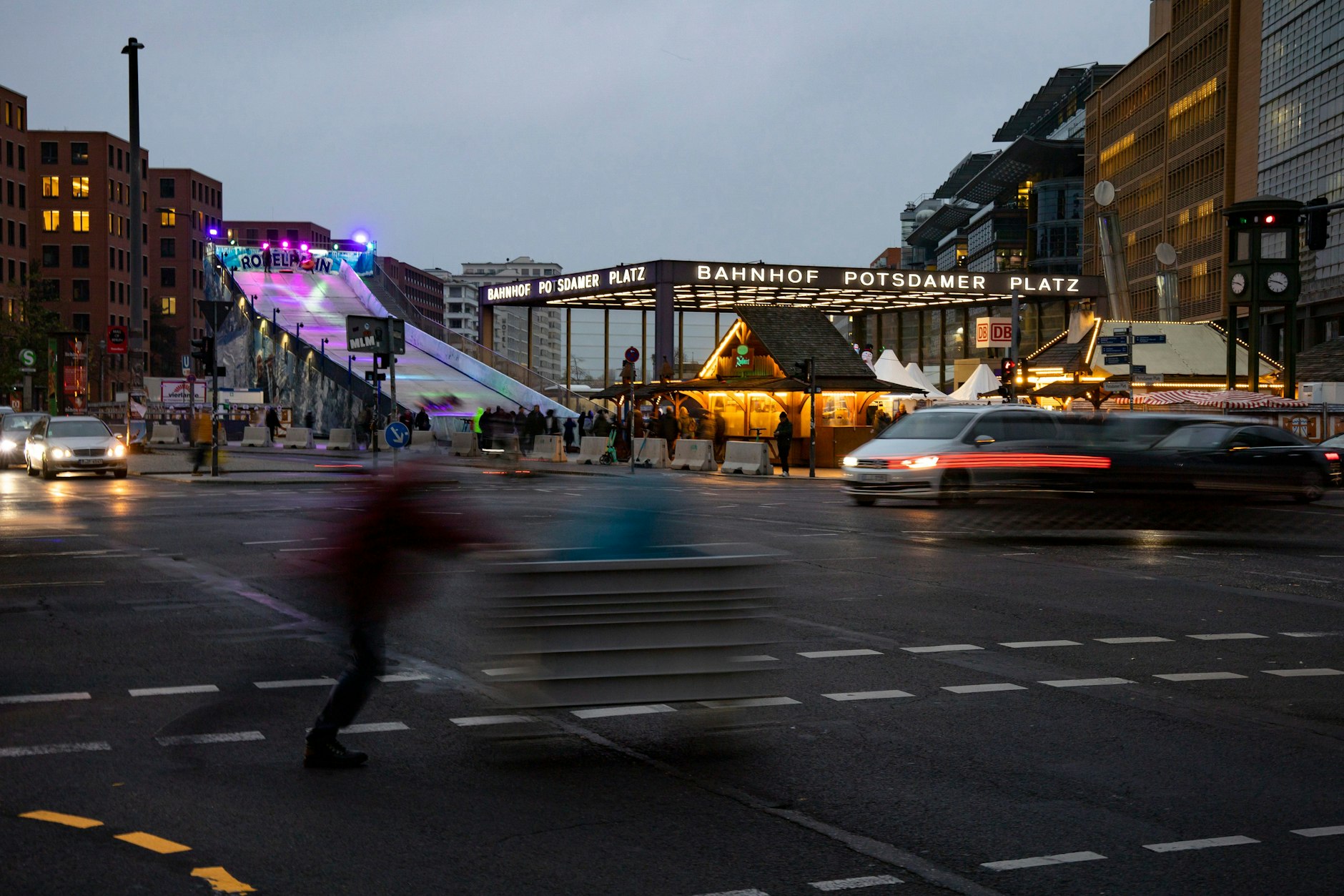 Viel befahrene Straßen, hupende Autos, der Potsdamer Platz – wenn da mal keine Feststimmung aufkommt!