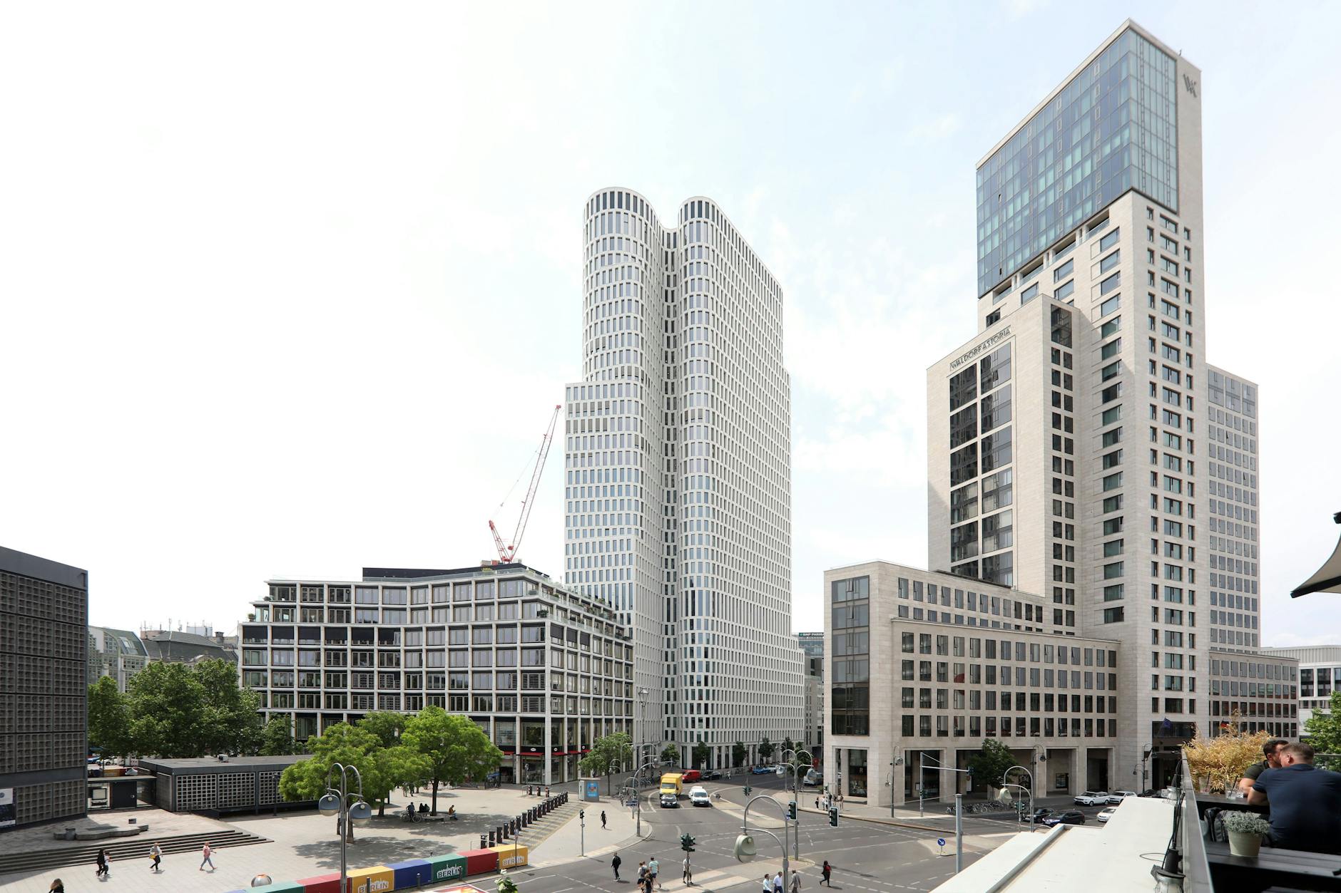 Die Hochhäuser Zoofenster (r.) und Upper West am Breitscheidplatz sind rund 120 Meter hoch. Die ein bis zwei geplanten Hochpunkte im Karstadt-Block sollen nicht höher werden.
