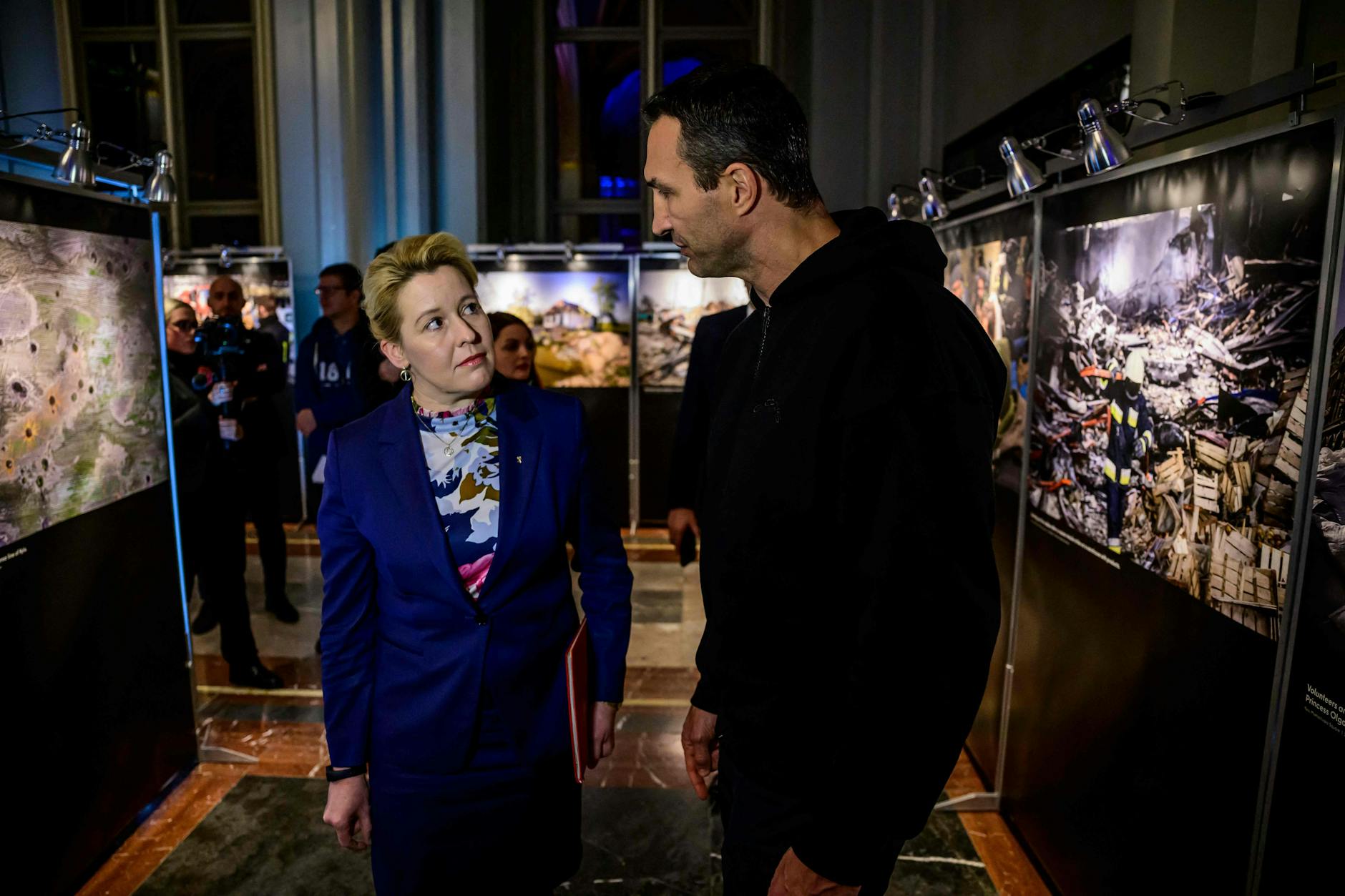 Berlins Regierende Bürgermeisterin Franziska Giffey (SPD) und Wladimir Klitschko bei einer Ausstellungseröffnung im Roten Rathaus.