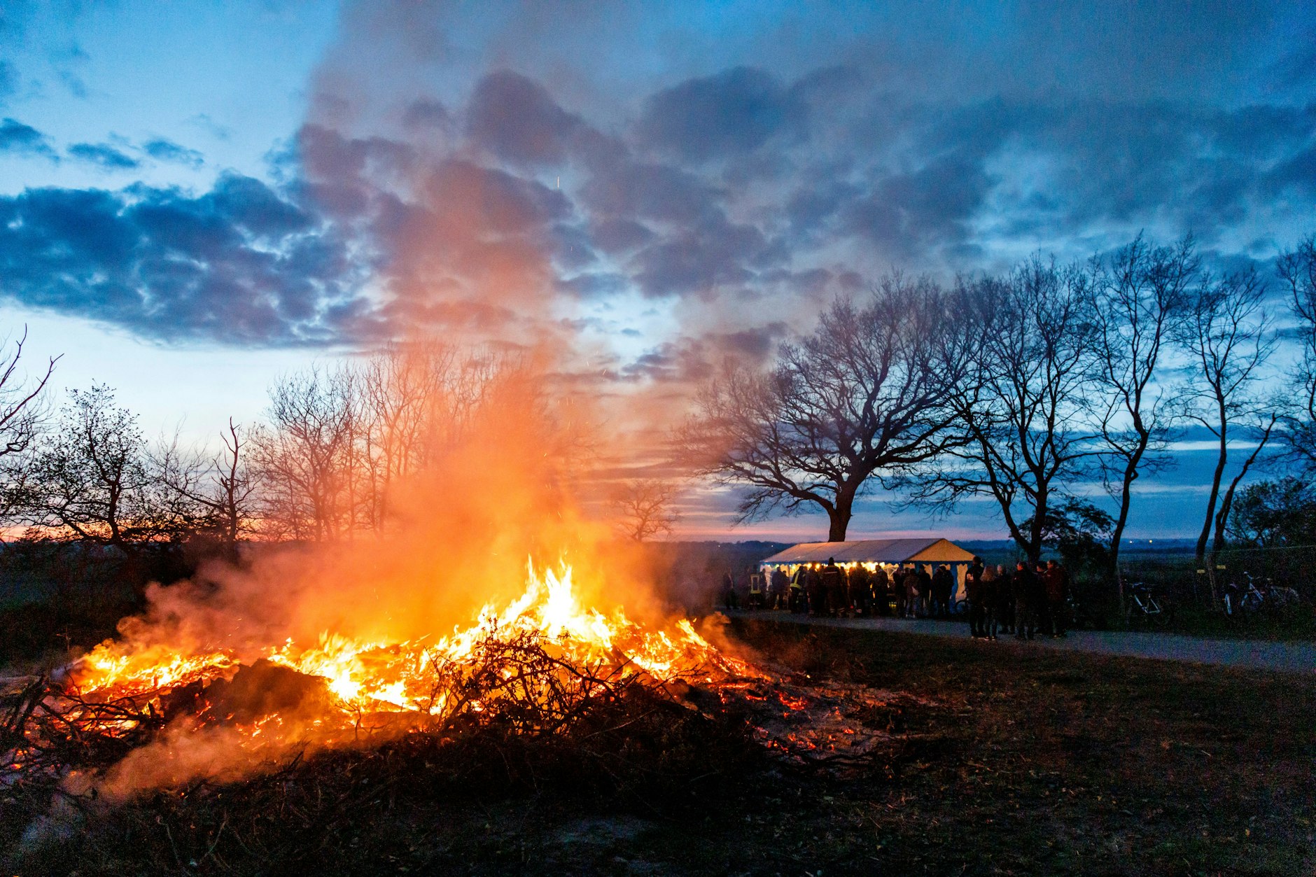 Der Mann hatte einen Haufen Grünschnitt angezündet (Symbolbild).
